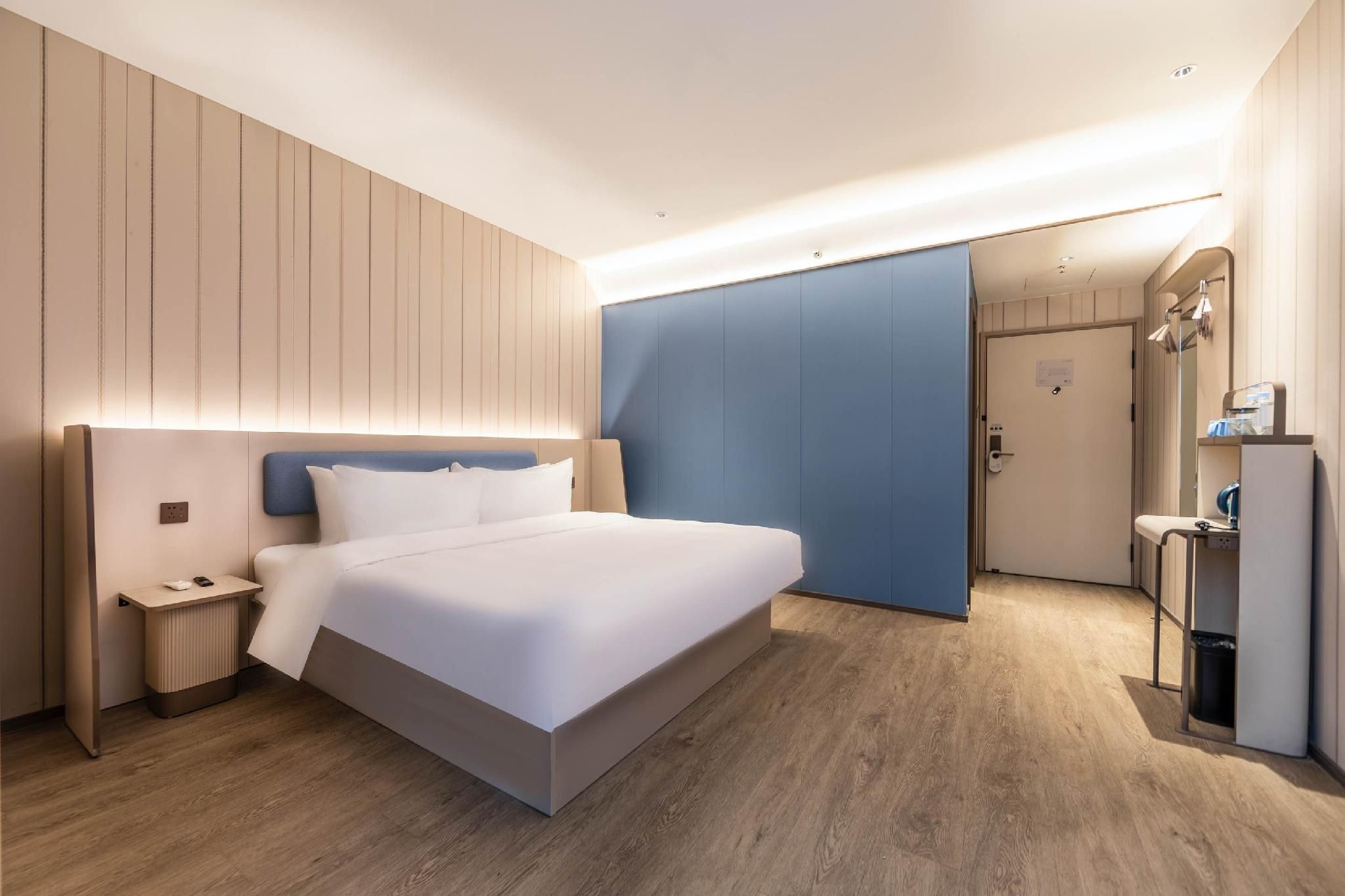 Business Queen Bed Room