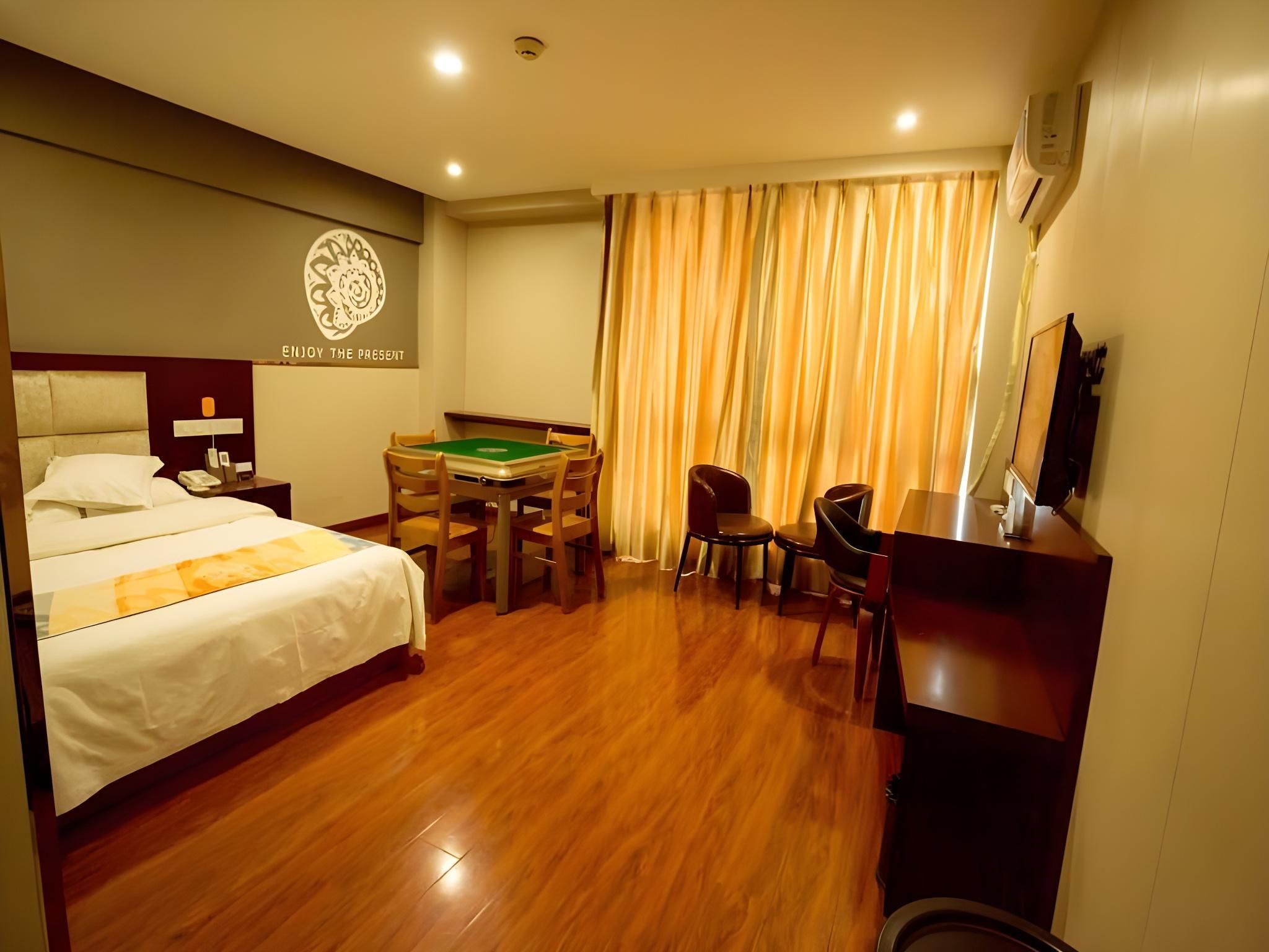 Feature Queen Room