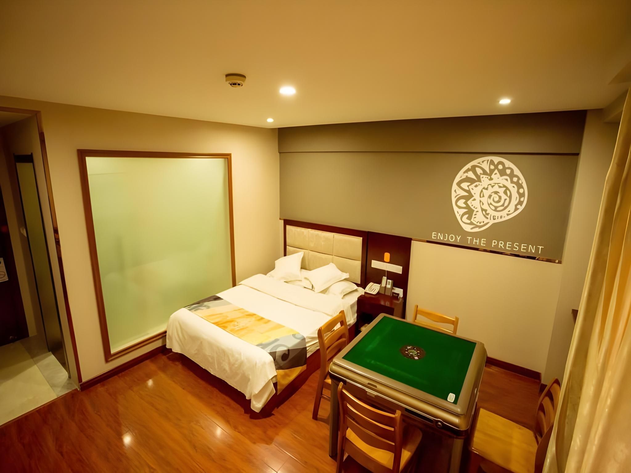 Feature Queen Room