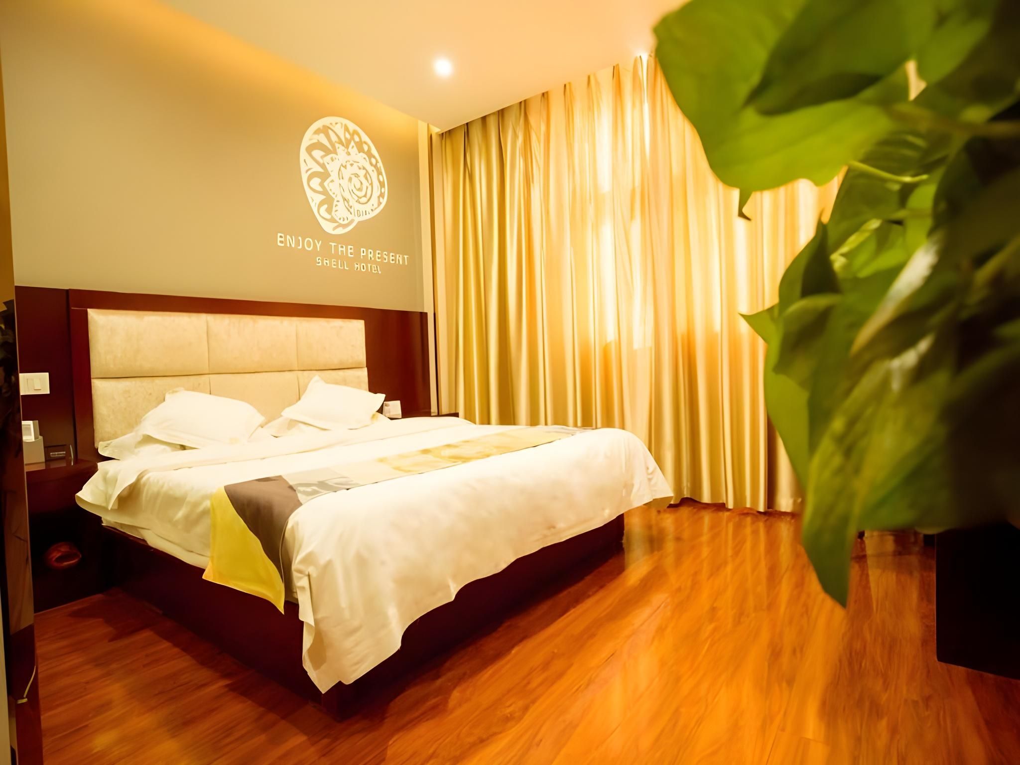 Business Queen Room