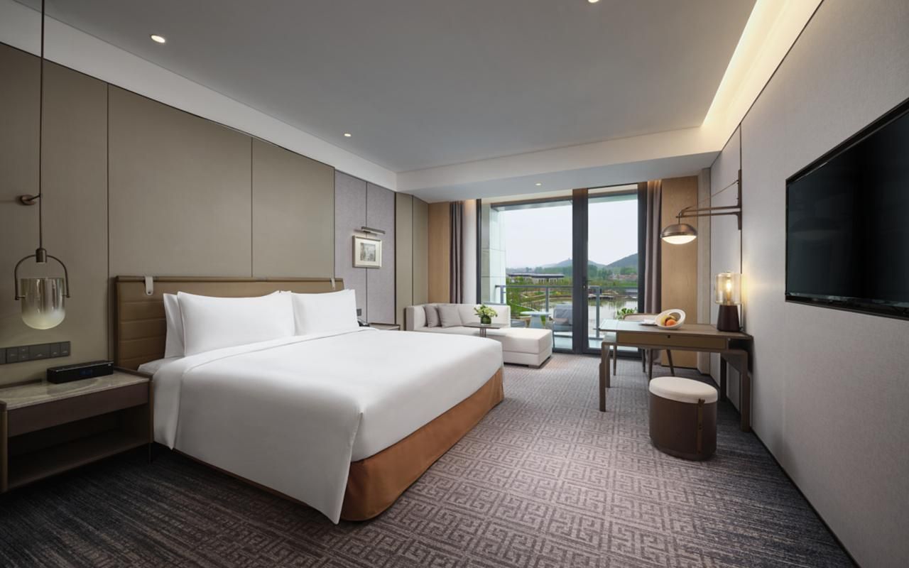 Deluxe Room, Guest room, 1 King, Garden view, Balcony