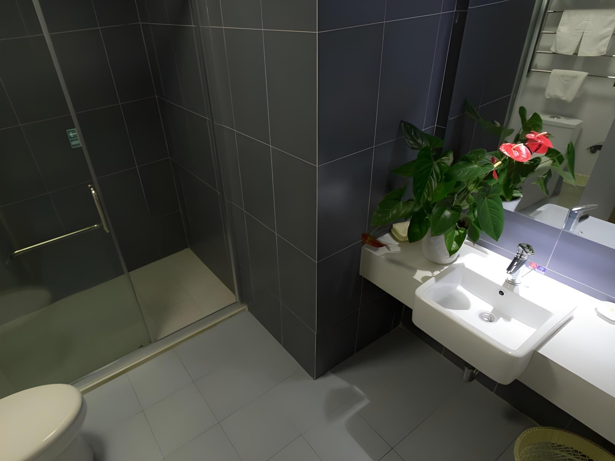 Business Queen Room