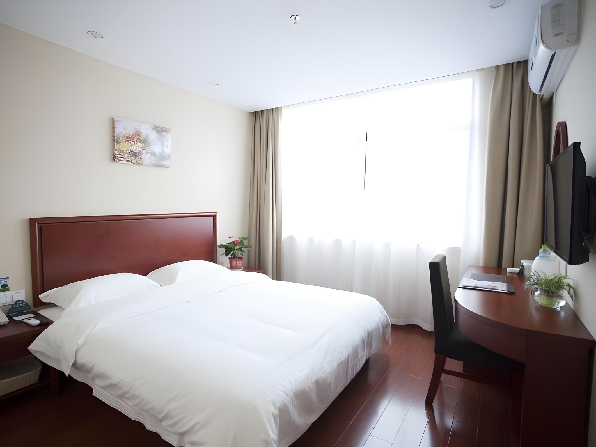 Hotel Queen Room