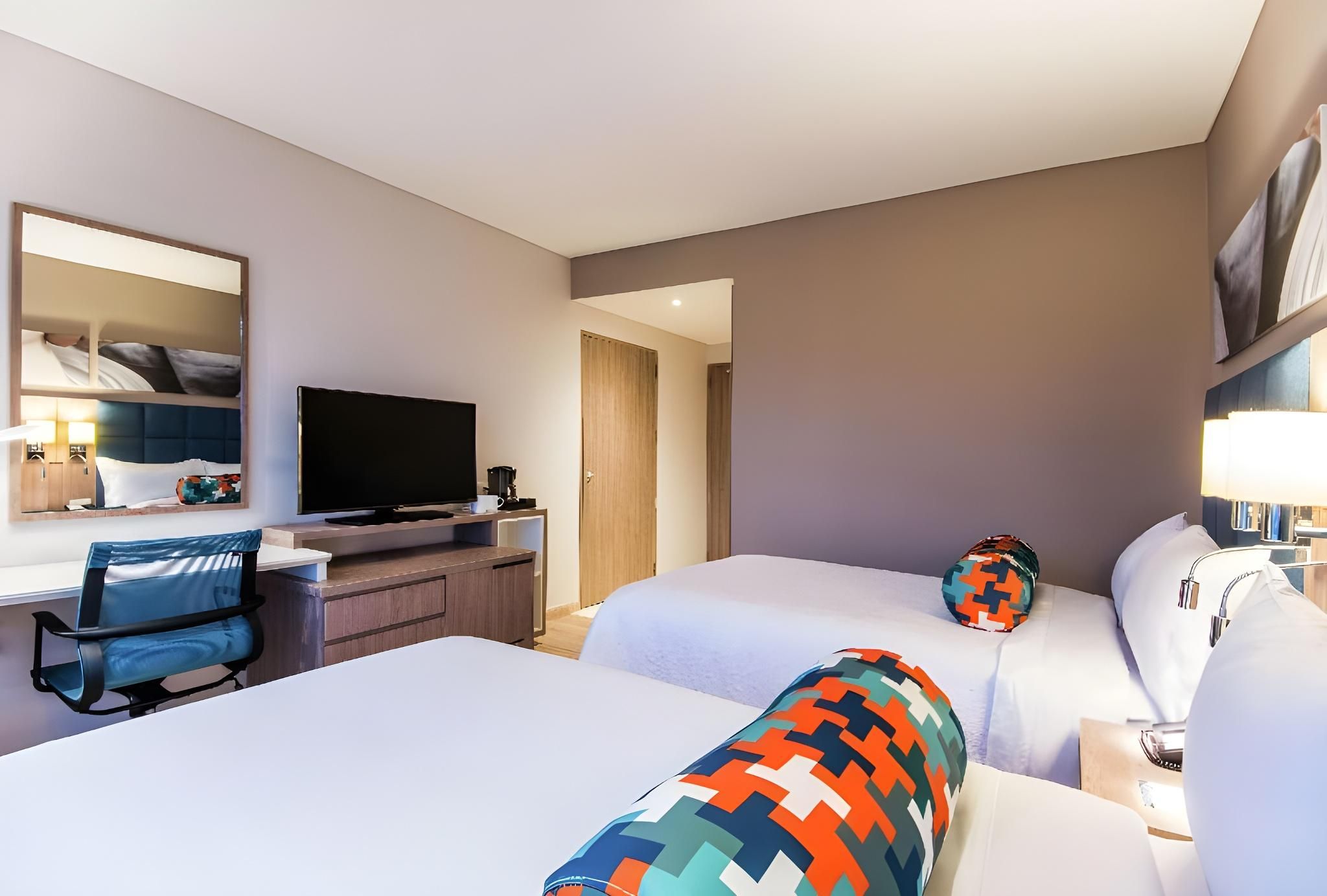 Hampton by Hilton Cucuta Queen Accessible Room W/ Roll-in Shower Ns