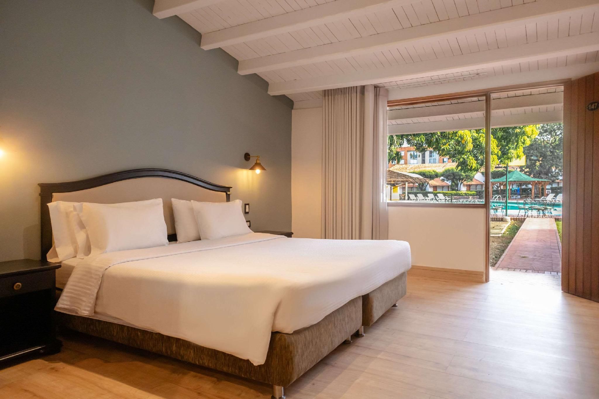 1 King Bed, Non-Smoking