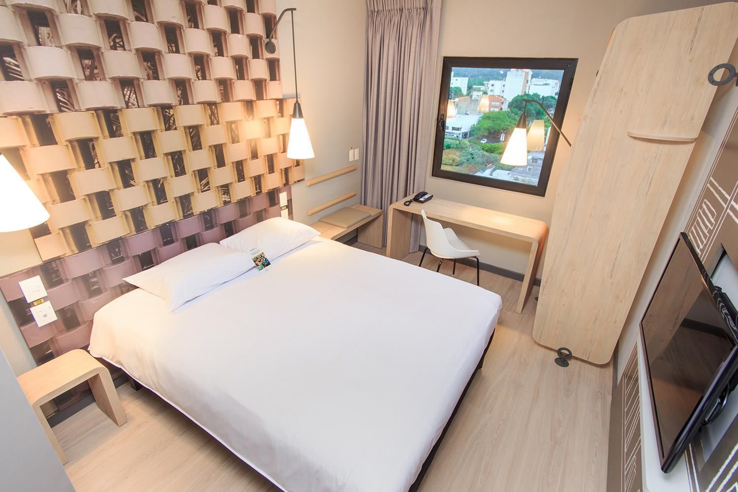 ibis Cúcuta STANDARD ROOM WITH DOUBLE BED AND DESK