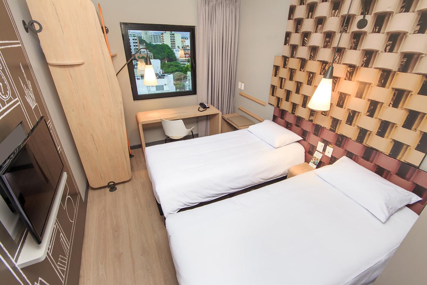 STANDARD ROOM WITH TWIN BEDS AND DESK