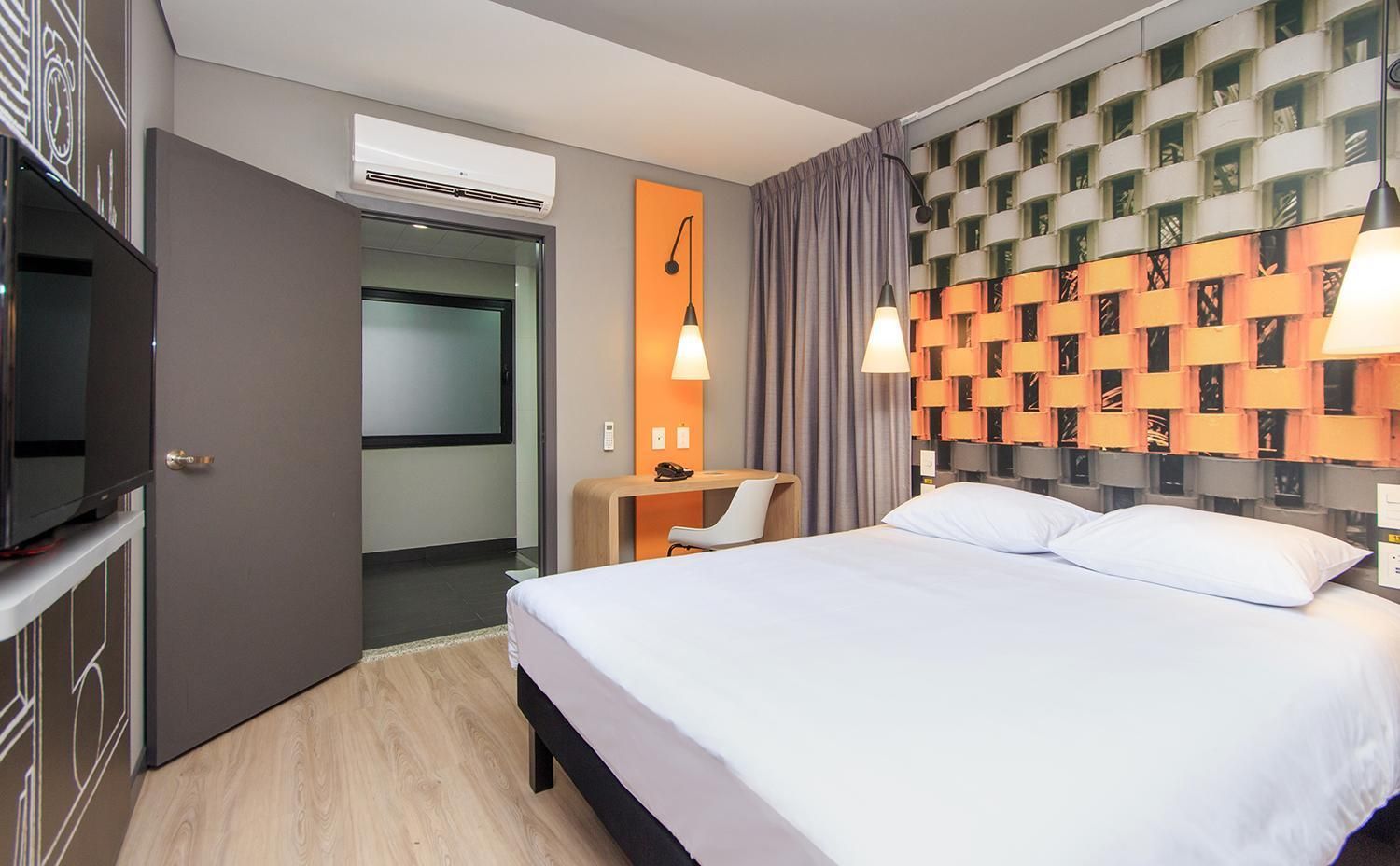 ibis Cúcuta STANDARD ROOM WITH DOUBLE BED AND DESK 2