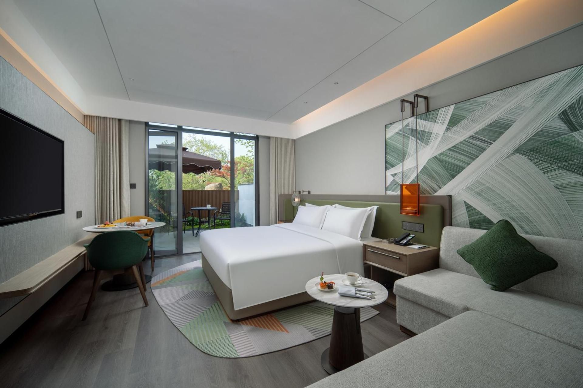 1 King Standard With Bath And Courtyard