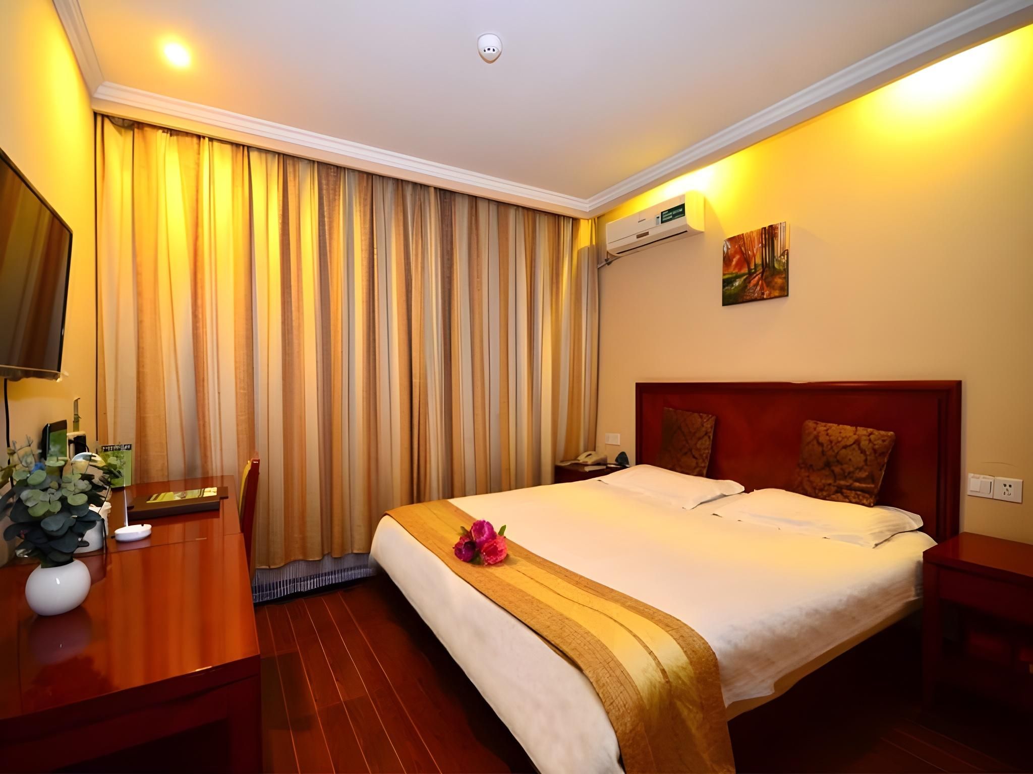 Hotel Queen Room