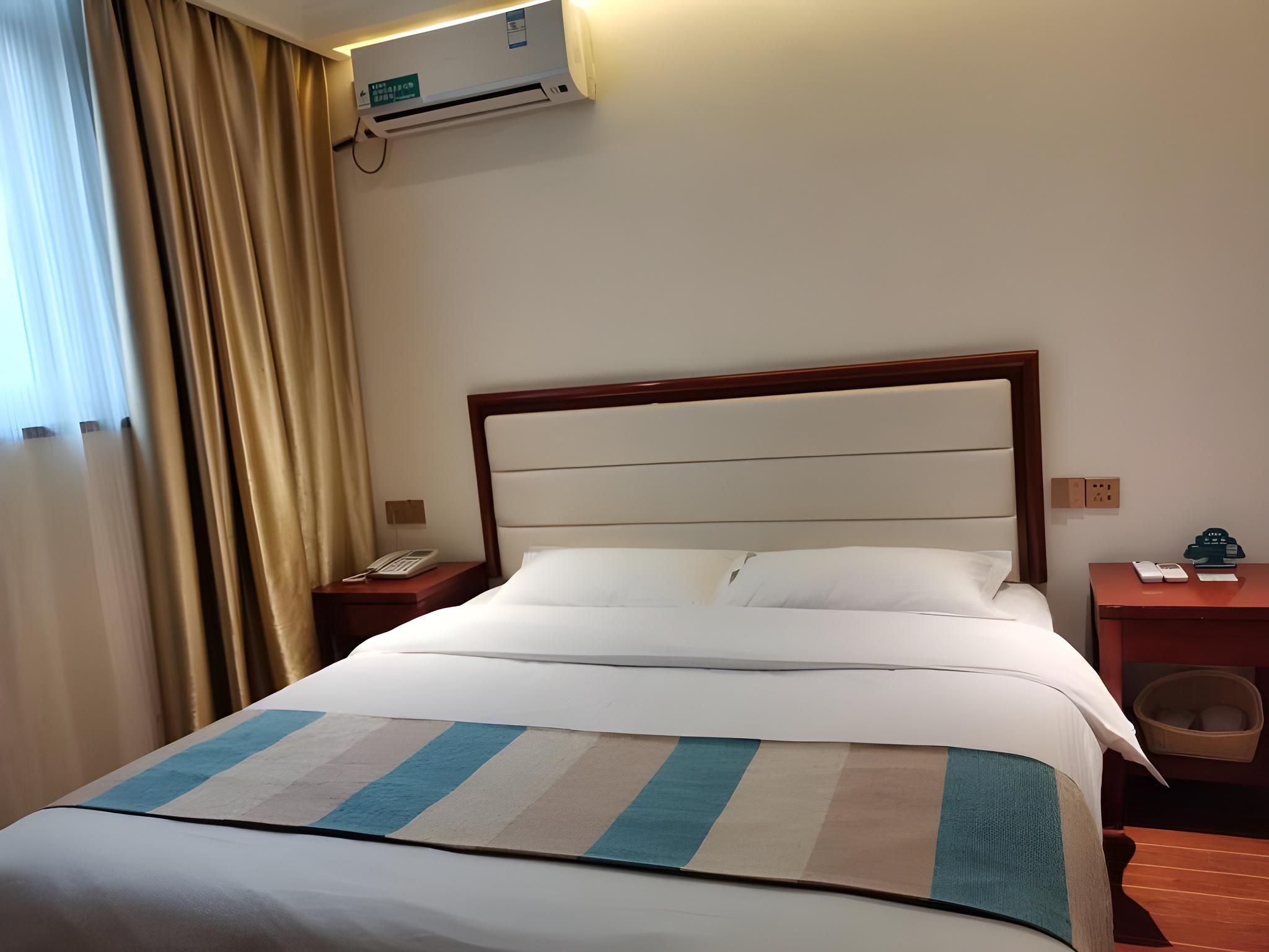 Hotel Queen Room