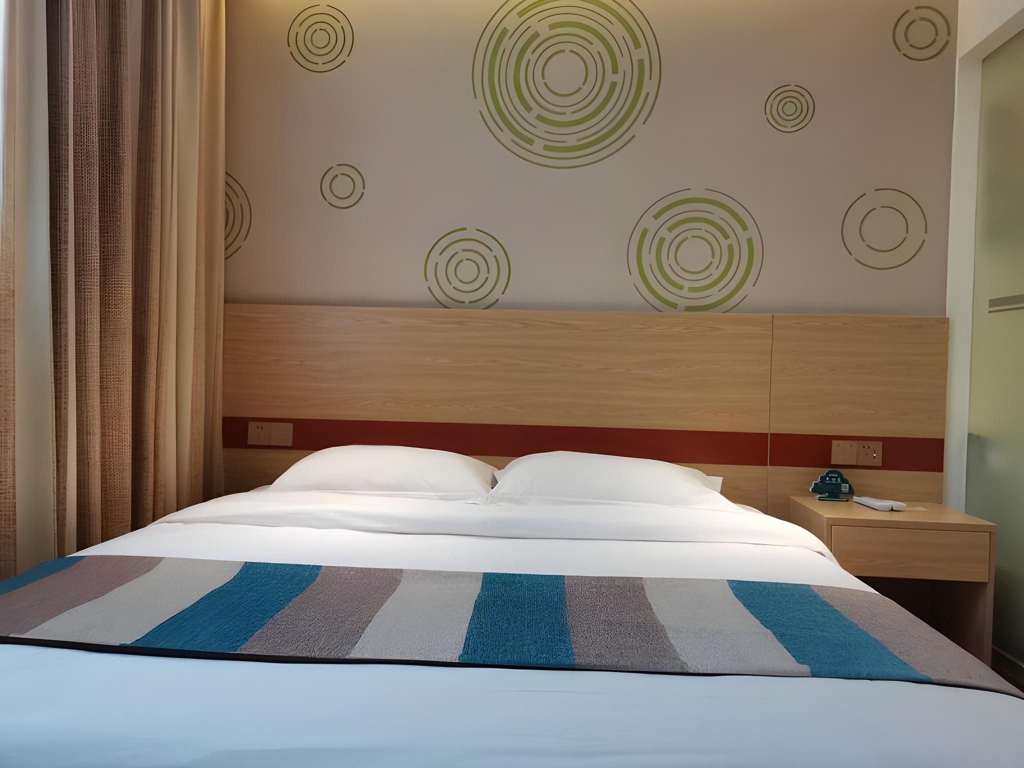 Business Queen Room