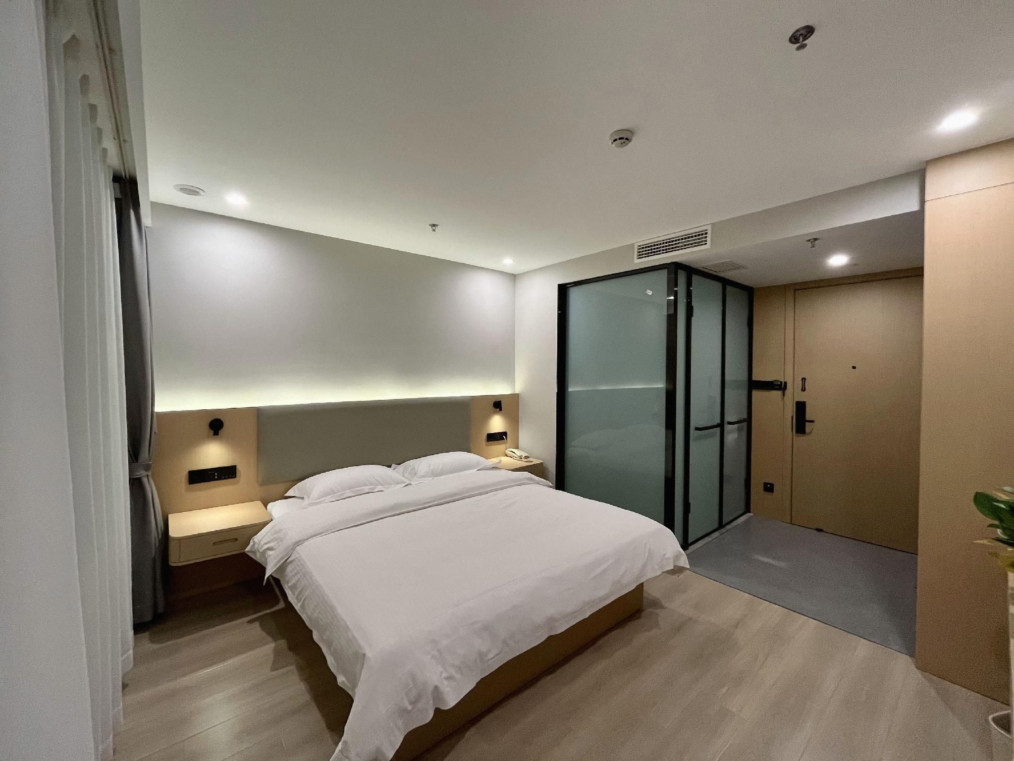 GTR - 1 Bed Guest Room with Aisle window