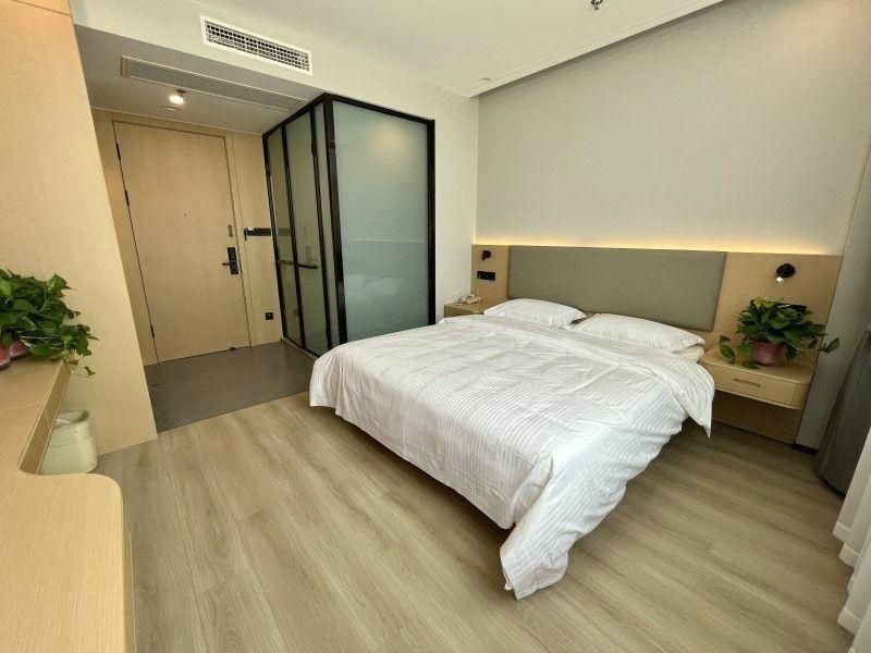 GTR - 1 Bed Guest Room with Aisle window