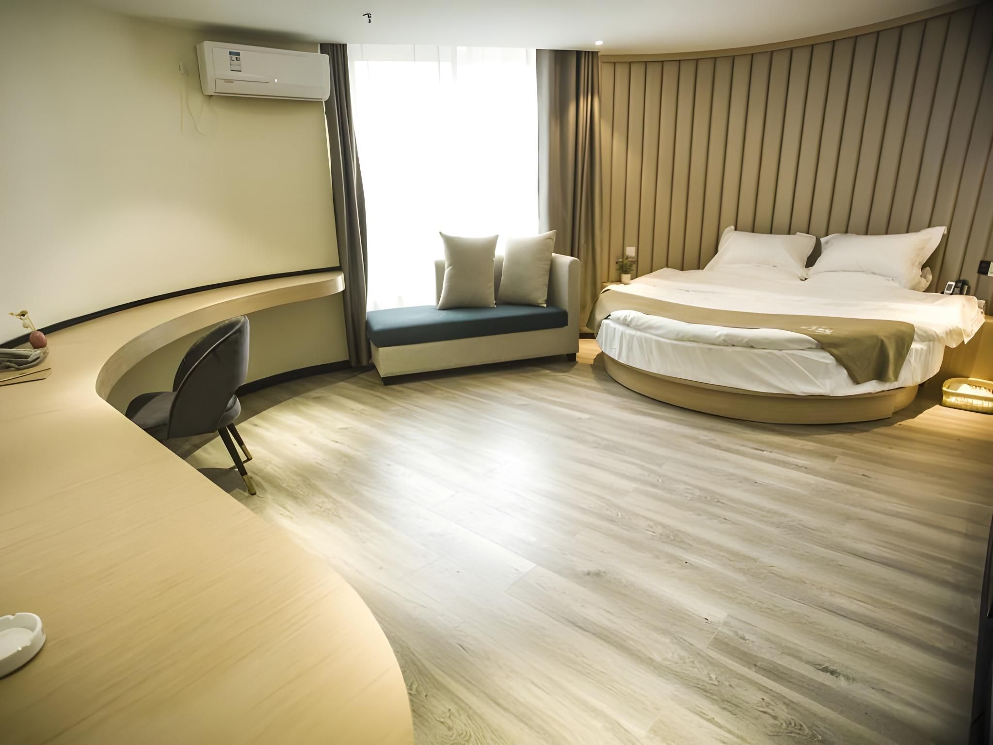 Feature Queen Room