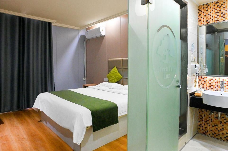 Hotel Queen Room