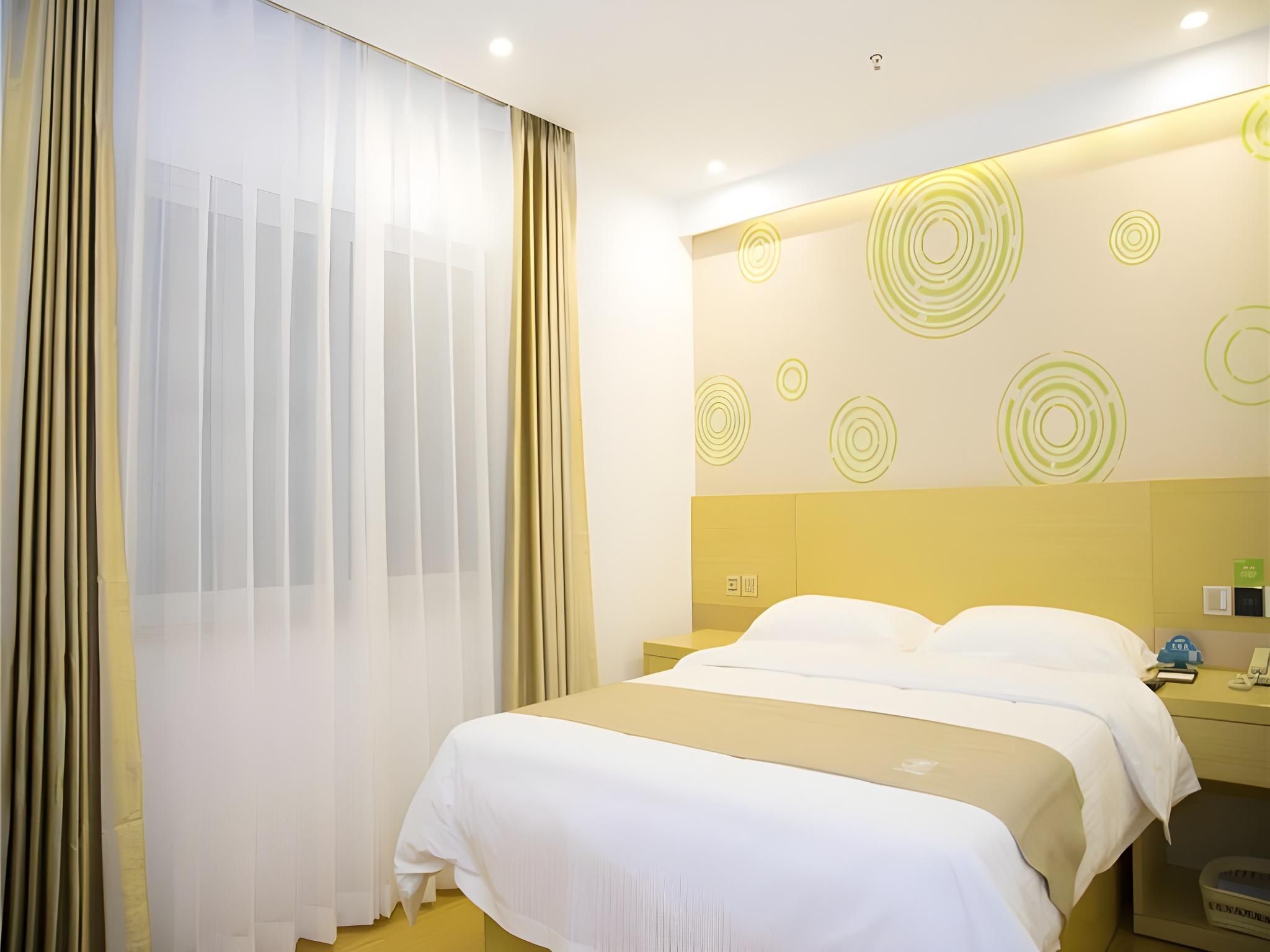 GTR - 1 Bed Guest Room with Aisle window