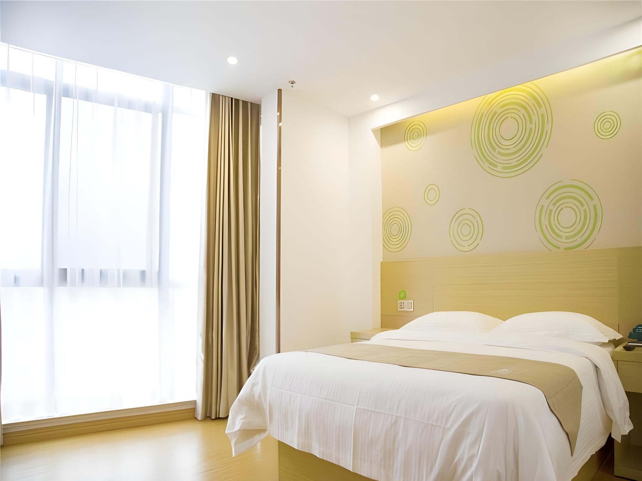 Room with Queen Bed