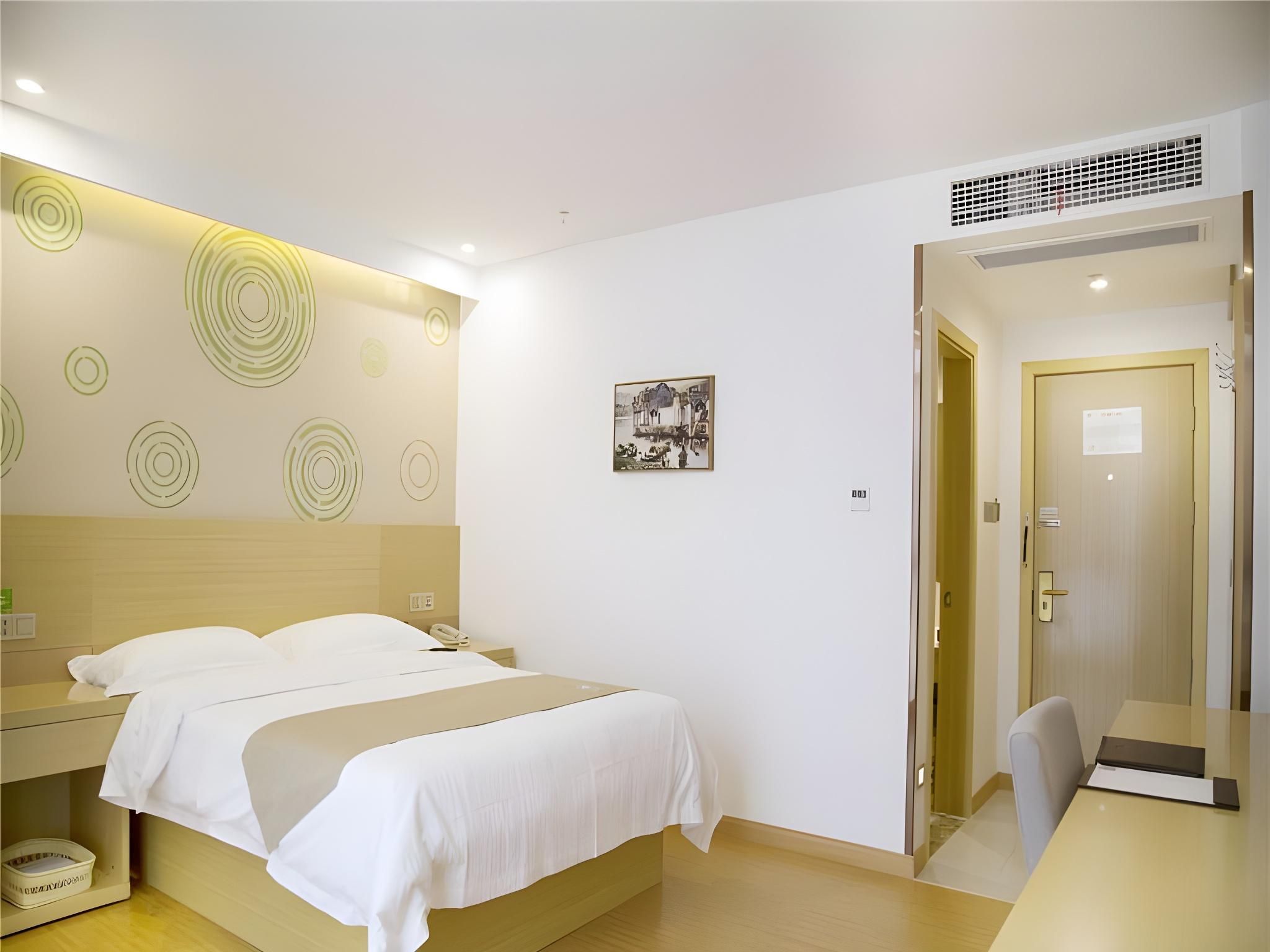 Room with Queen Bed