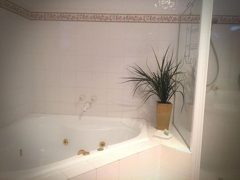 Deluxe Suite with Spa Bath