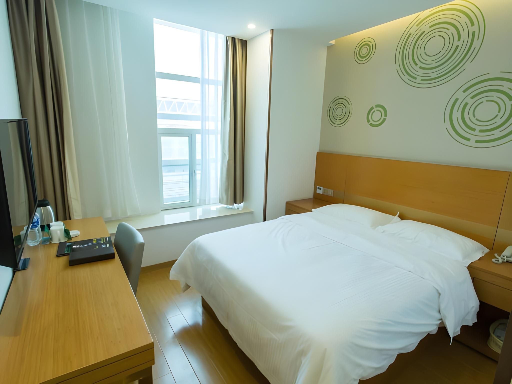 Room with Queen Bed