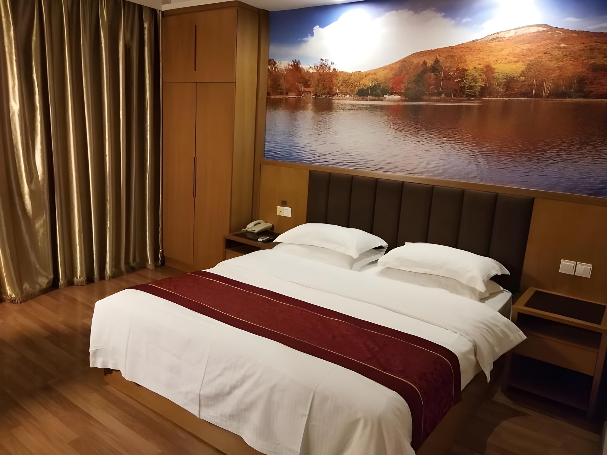 Room with Queen Bed