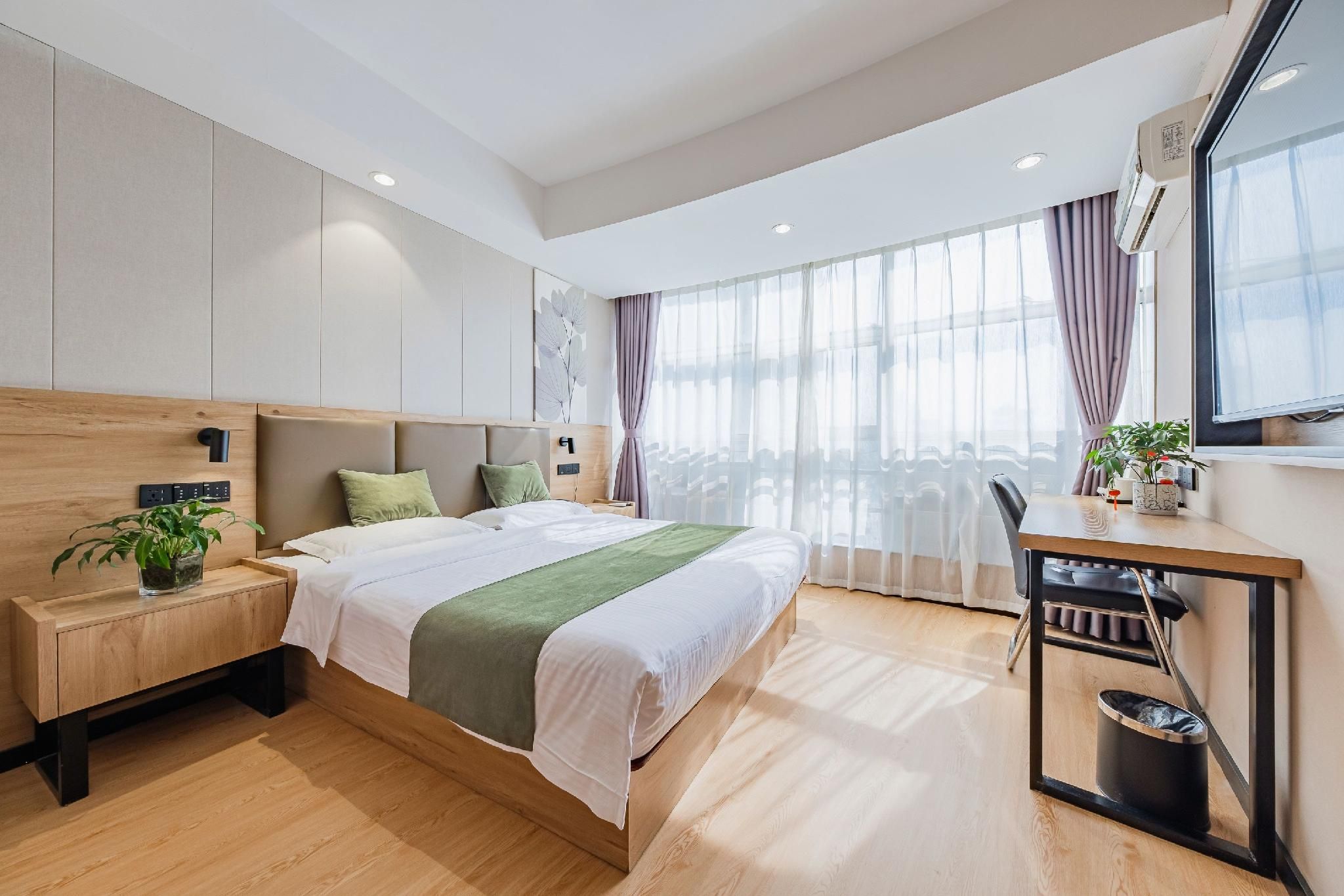Business Queen Room