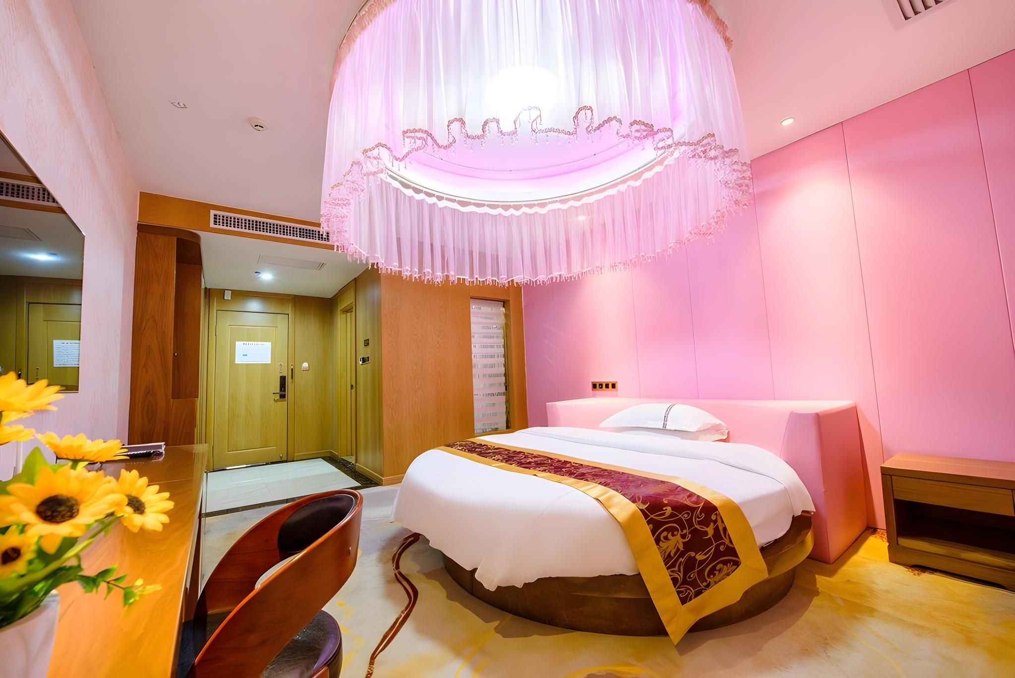 Huazhu - Room With Round Bed
