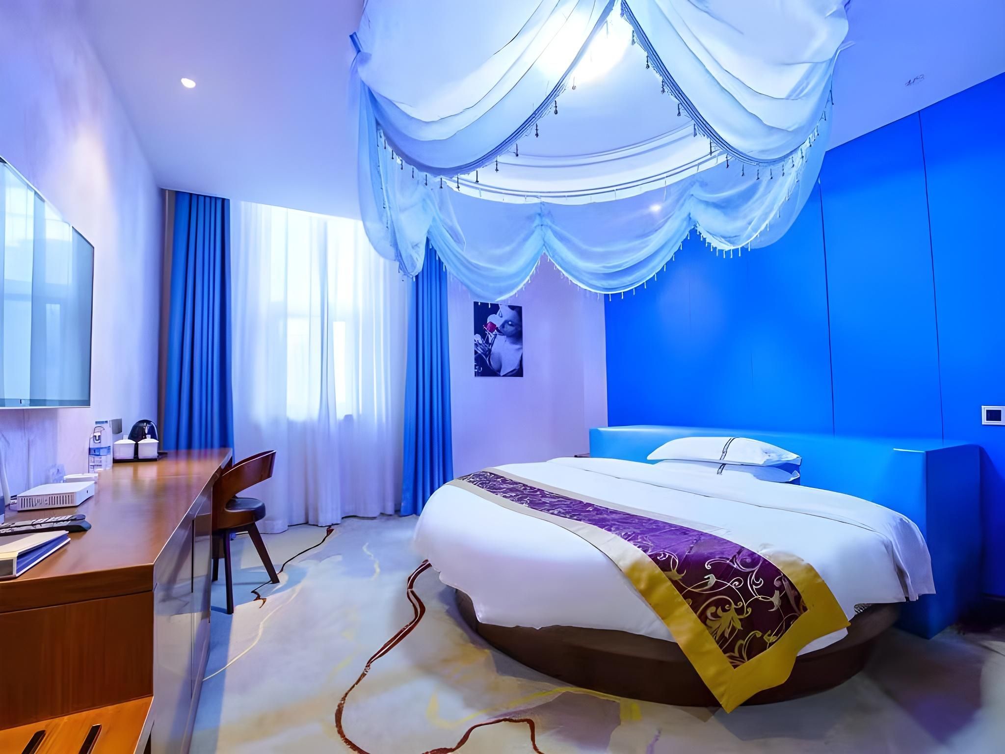 Huazhu - Room With Round Bed
