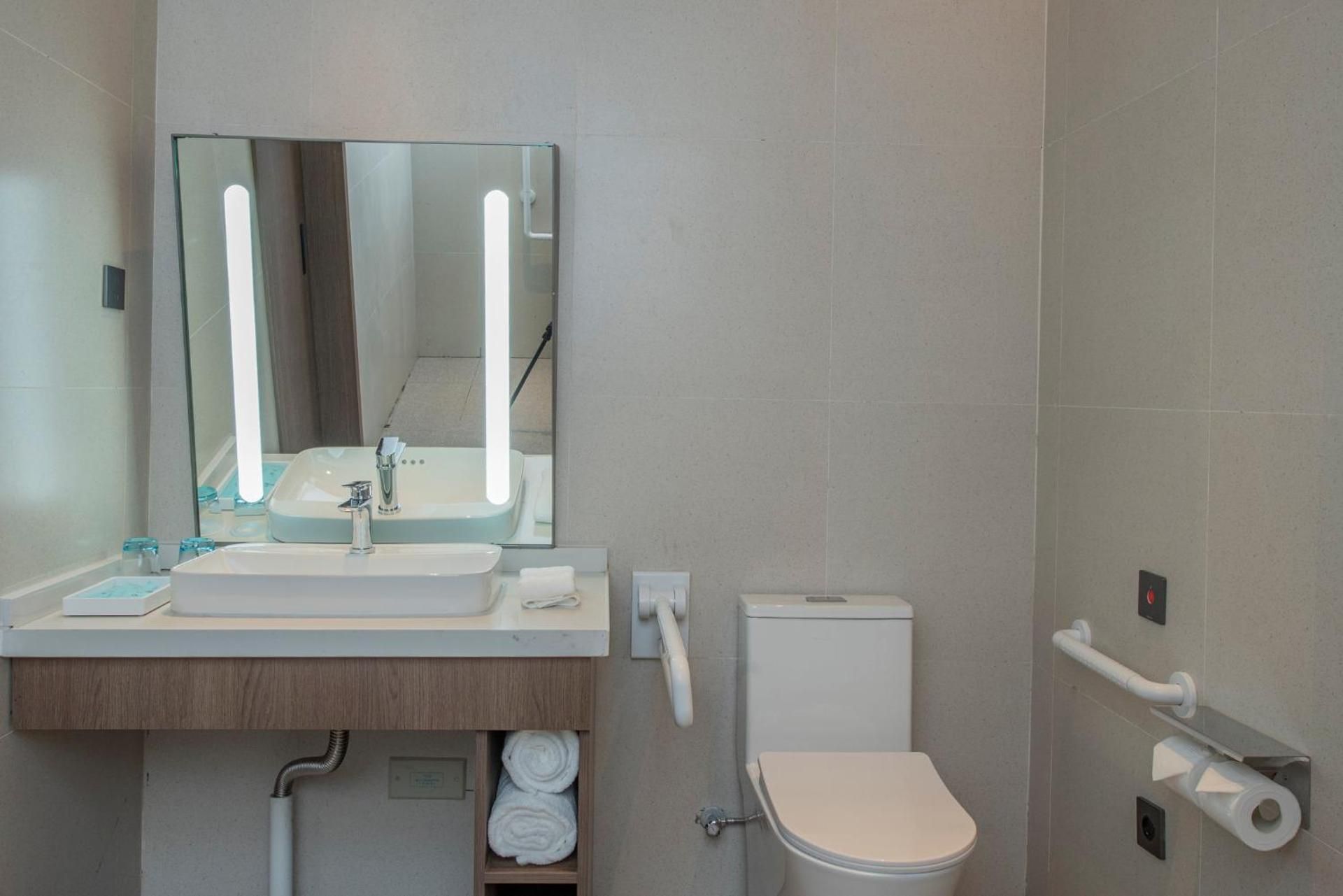 Holiday Inn Express Yinchuan Lanxi Valley Plaza By IHG Standard King Room - Accessible 3