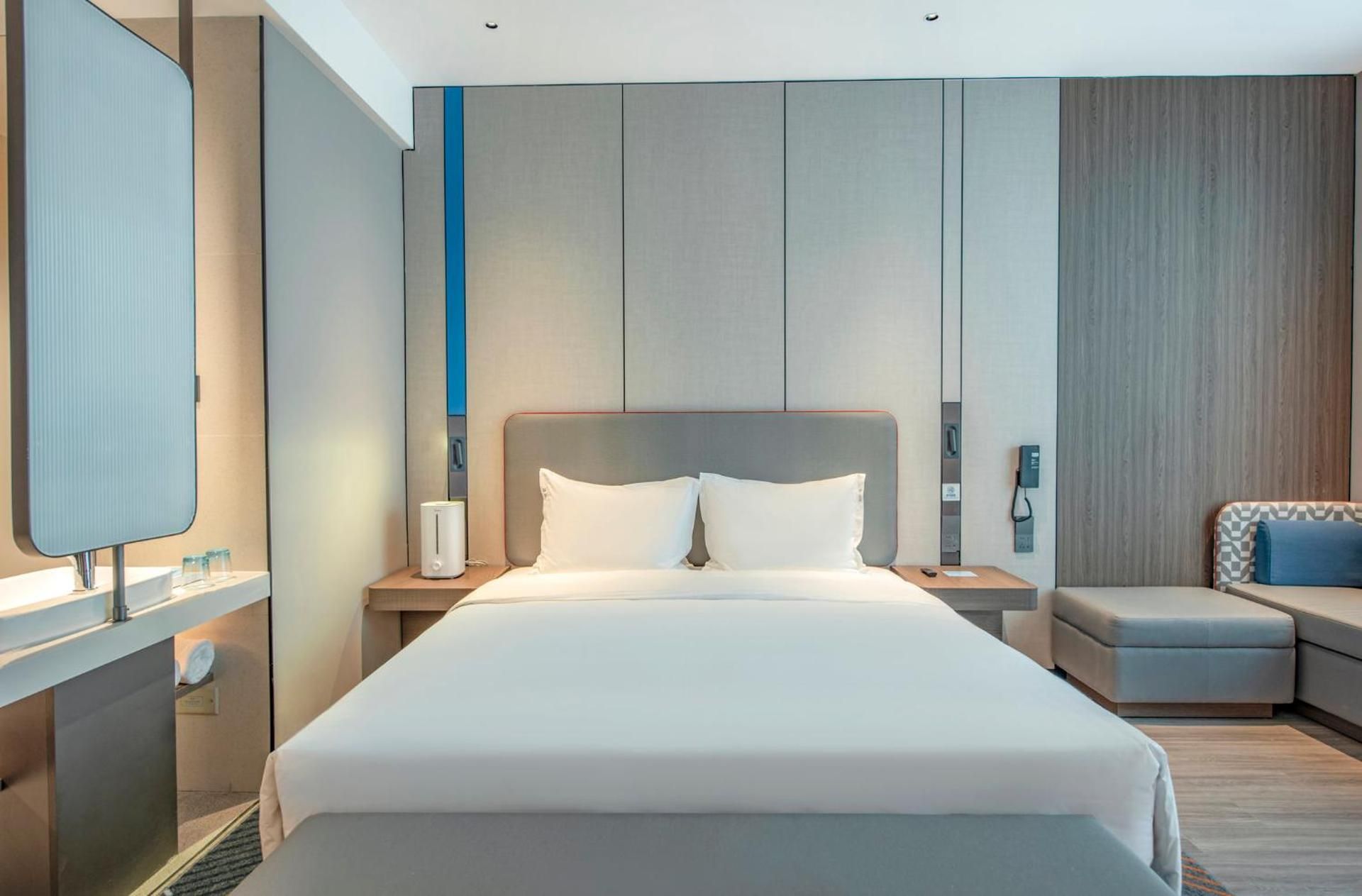 Holiday Inn Express Yinchuan Lanxi Valley Plaza By IHG Standard King Room 2