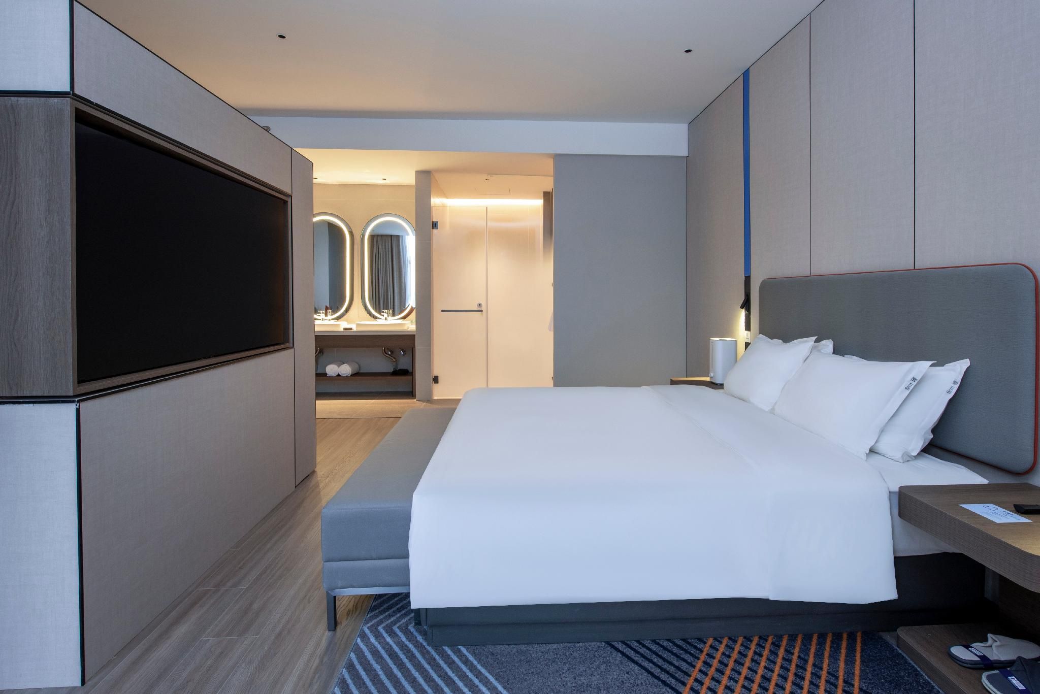 Holiday Inn Express Yinchuan Lanxi Valley Plaza By IHG 1 King Bed Suite City View 2