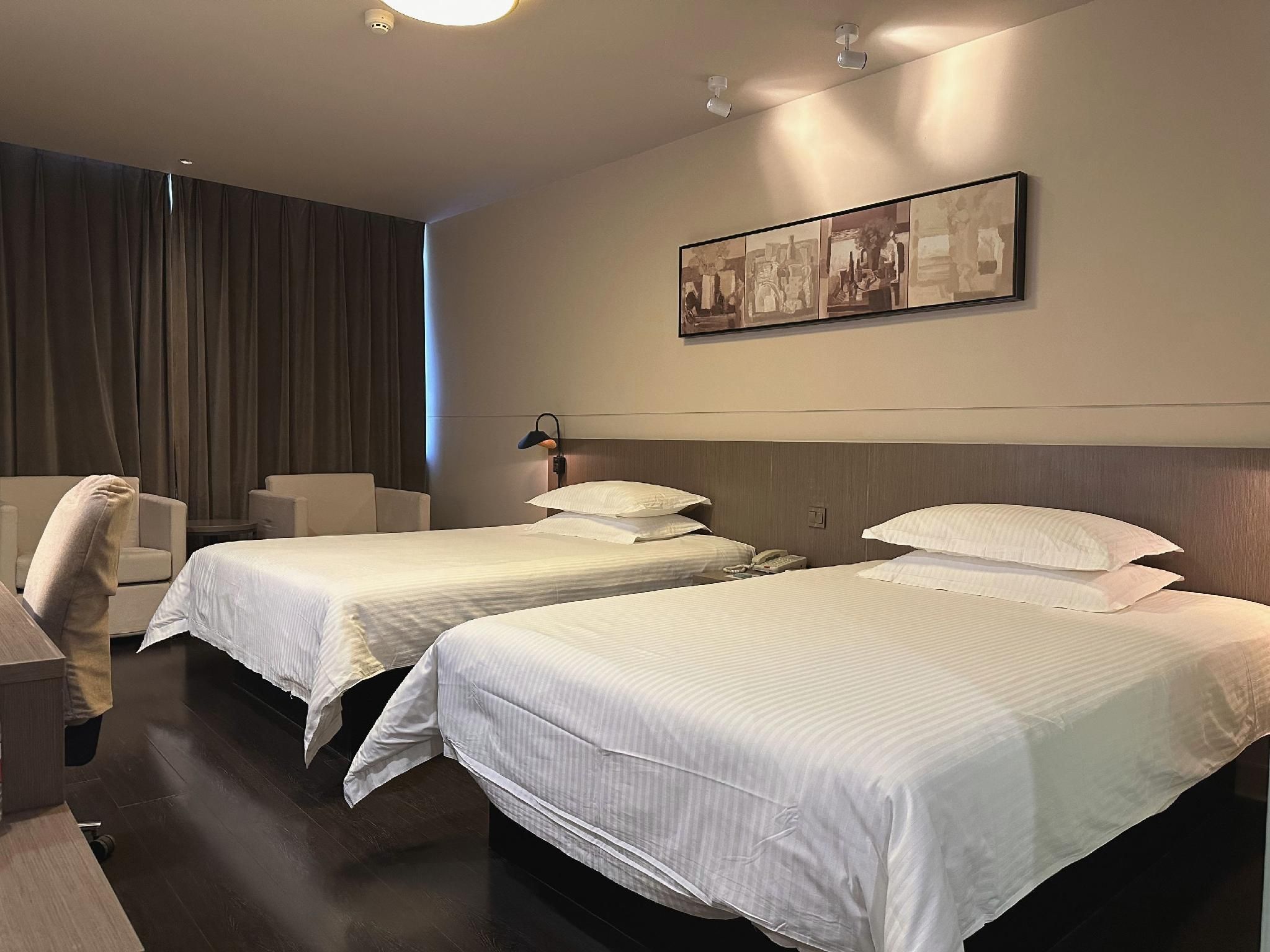 WH - Deluxe Room Twin