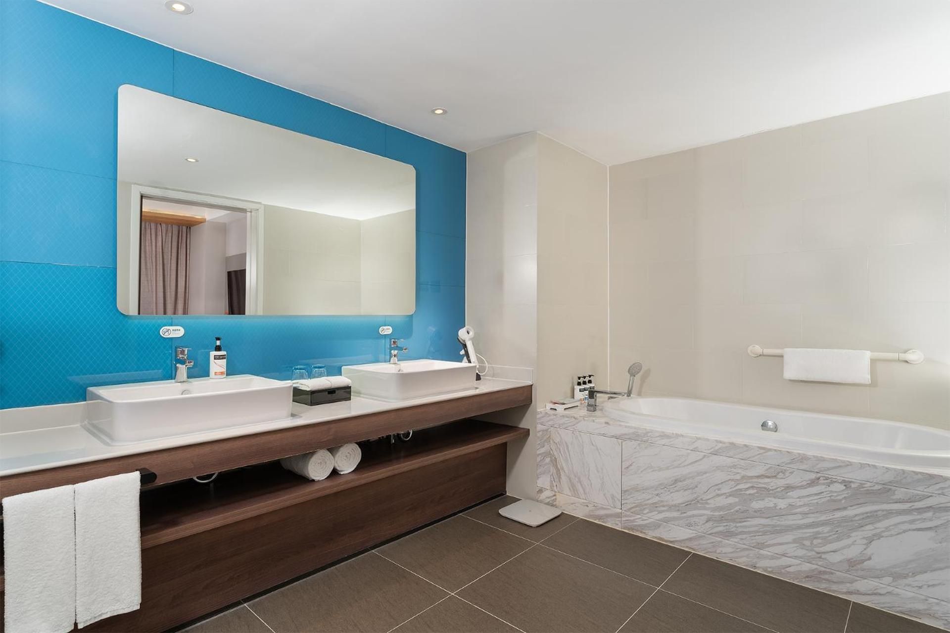 One-Bedroom King Suite