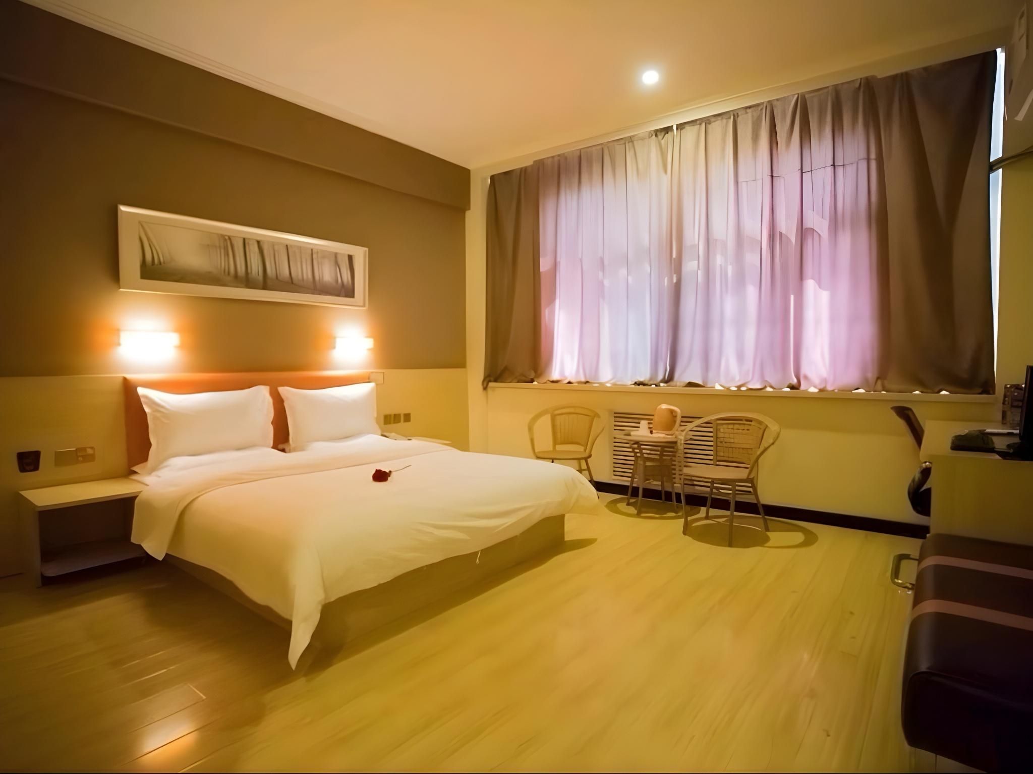 Feature Queen Room
