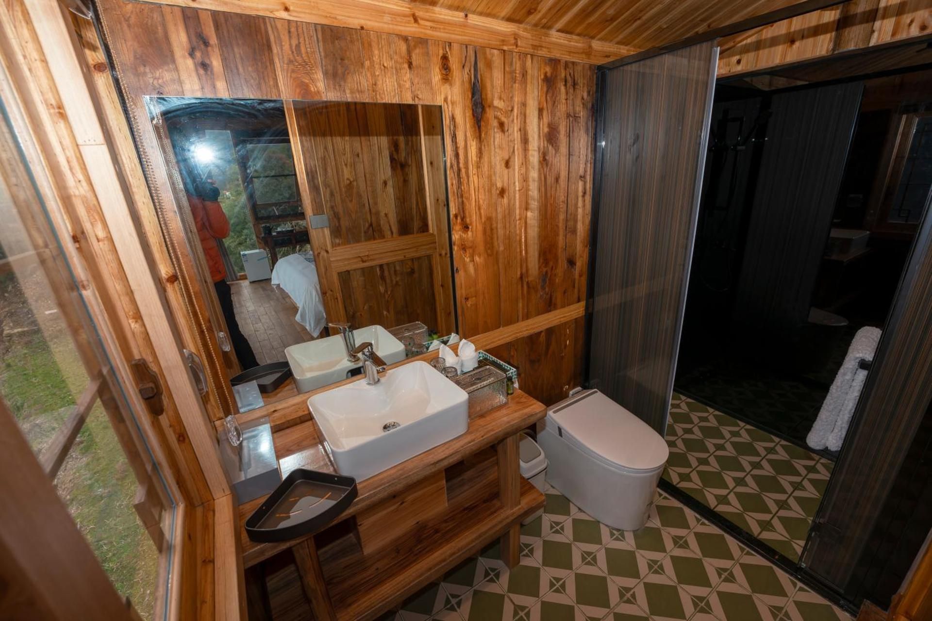 Celestial Valley Deluxe King Room 3