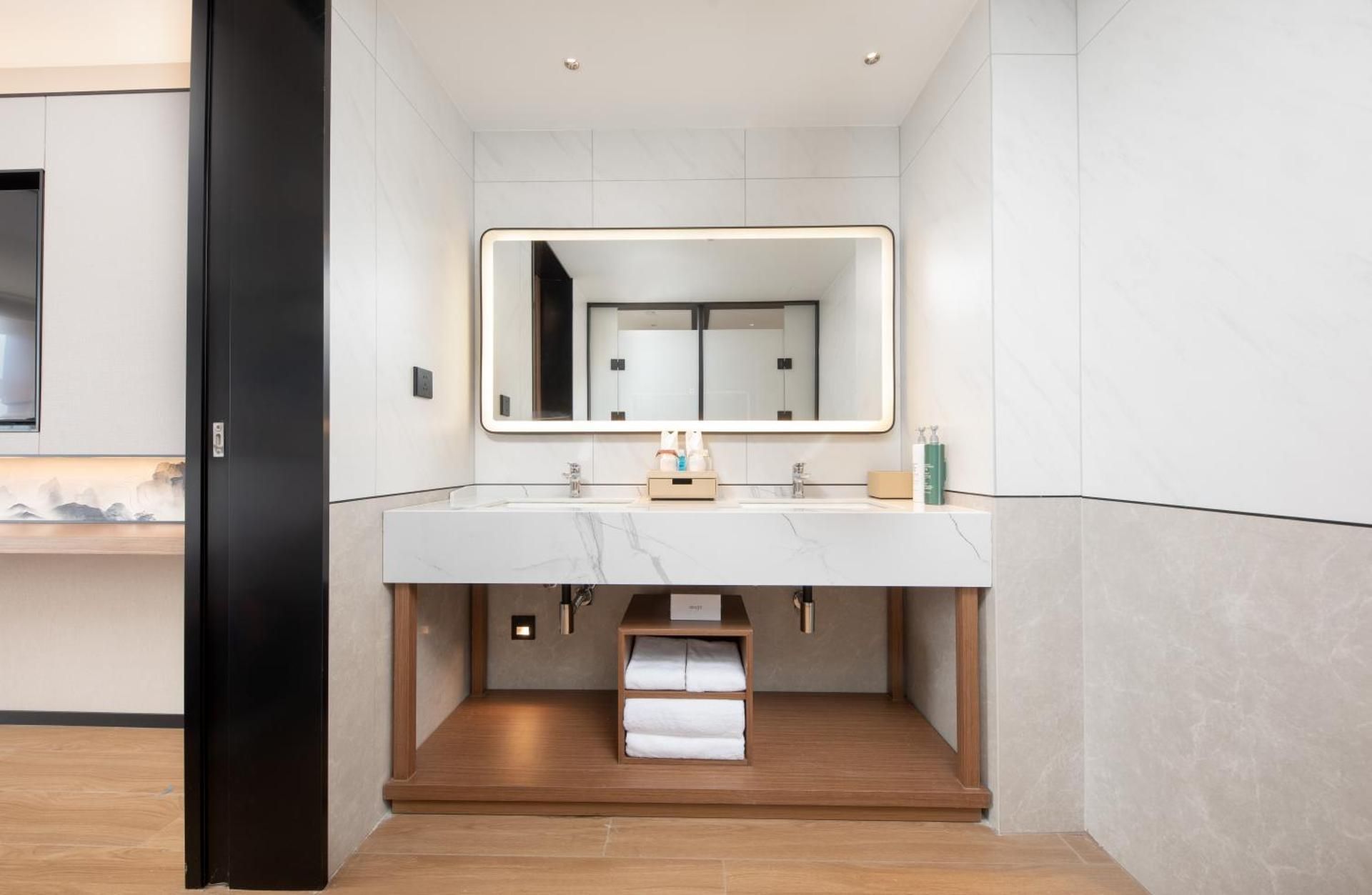 Hilton Garden Inn Zhangjiajie Wulingyuan King Deluxe Suite 2