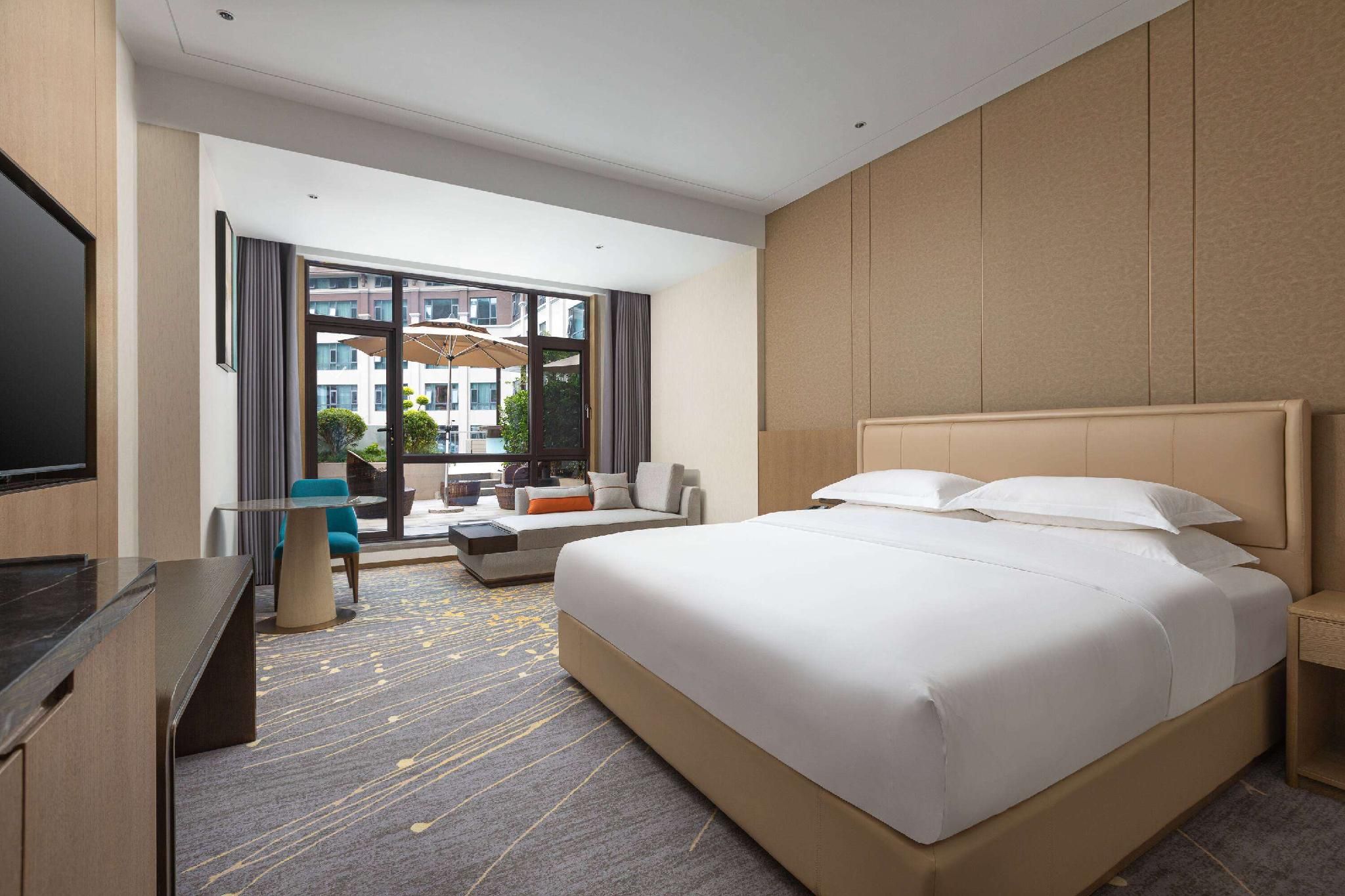 Standard King Bed Room, Non-Smoking