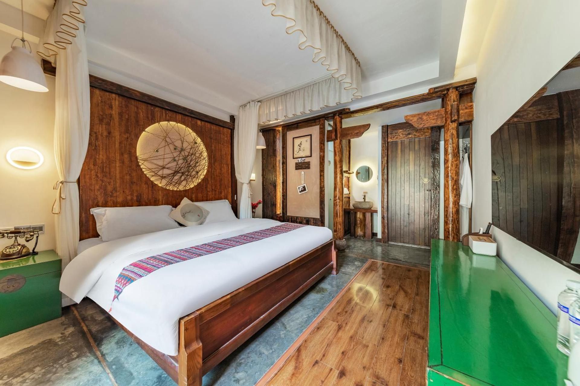 Waterfront Mountain View Deluxe King Room with Balcony and Bathtub