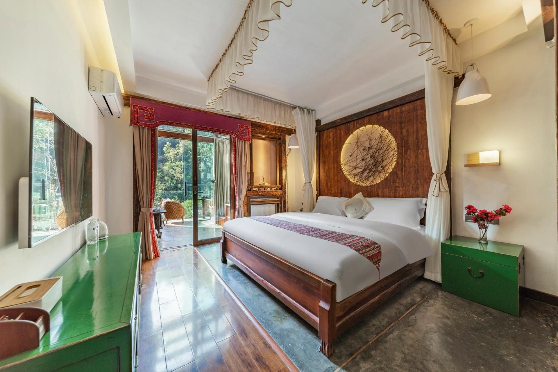 Waterfront Mountain View Deluxe King Room with Balcony and Bathtub