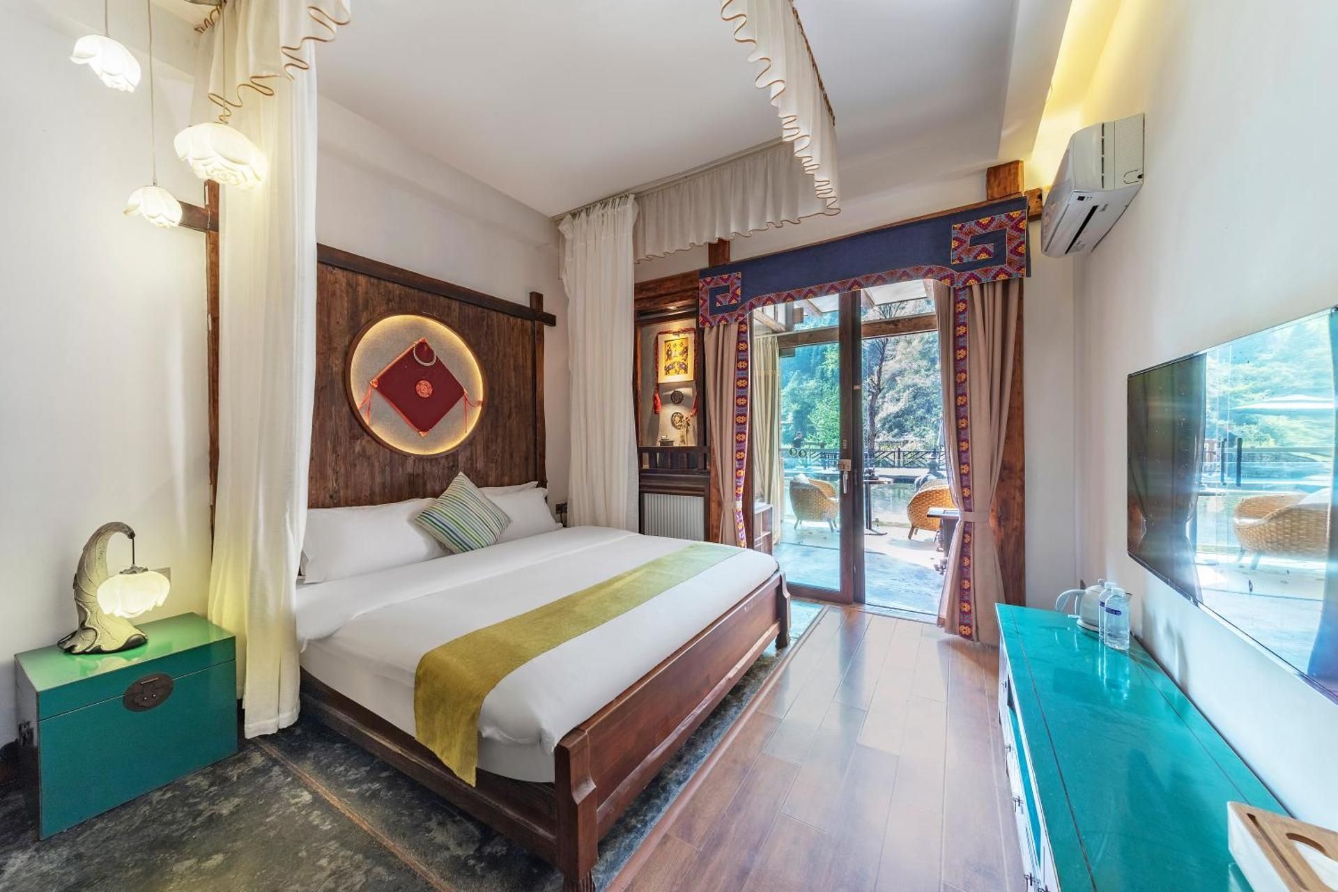 Queen room with Lotus Pond View, Balcony, Bathtub, and Fireplace