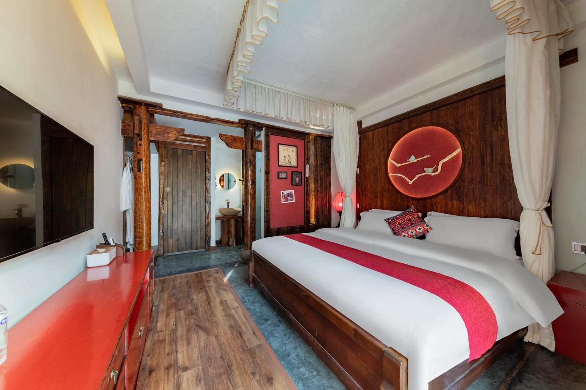 King room with Lotus Pond View , Balcony, Bathtub, and Fireplace