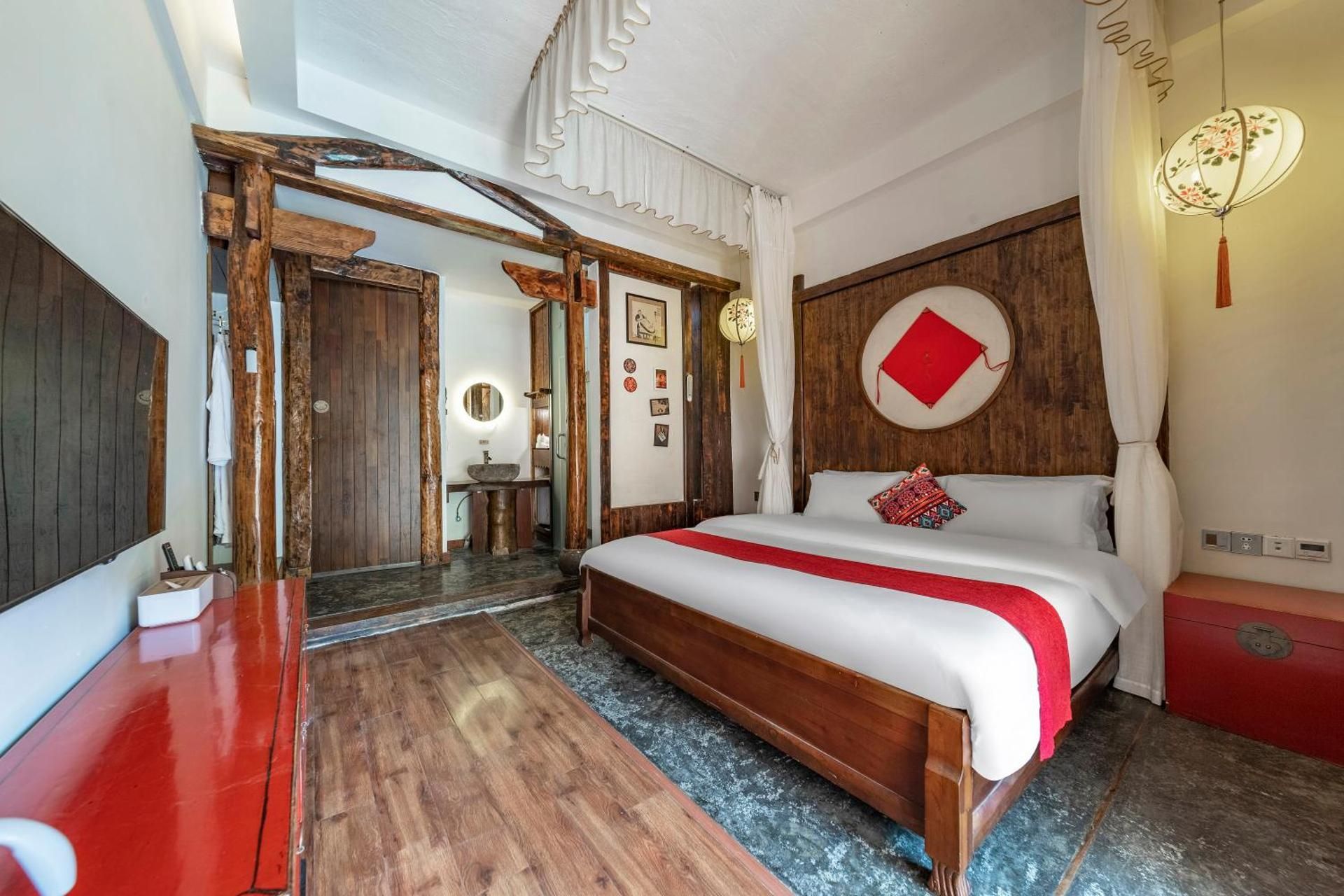 Infinity Pool Deluxe King Room with Balcony and Pool Ladder for Direct Pool Access from Balcony