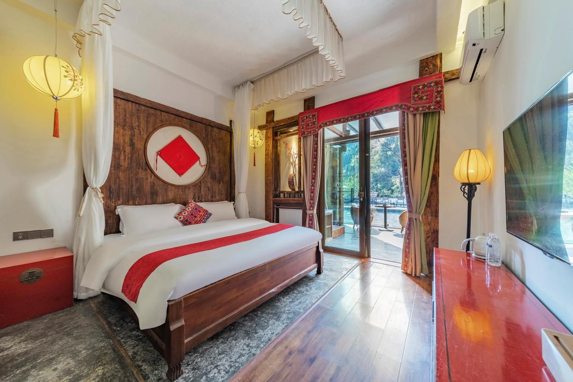 Infinity Pool Deluxe King Room with Balcony and Pool Ladder for Direct Pool Access from Balcony