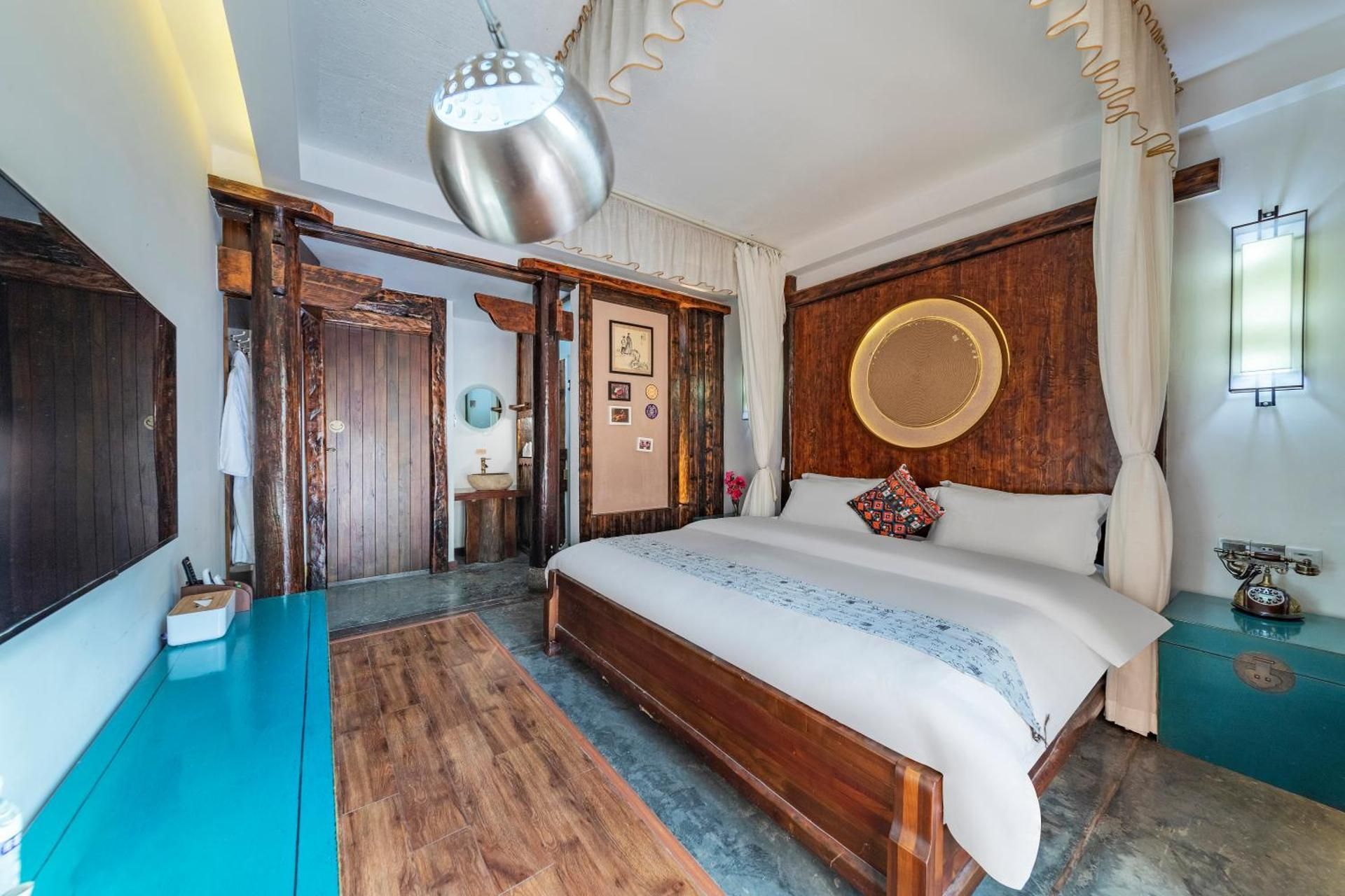 Courtyard Deluxe King Room with Small Courtyard, Grass Umbrella, Swing, and Fireplace