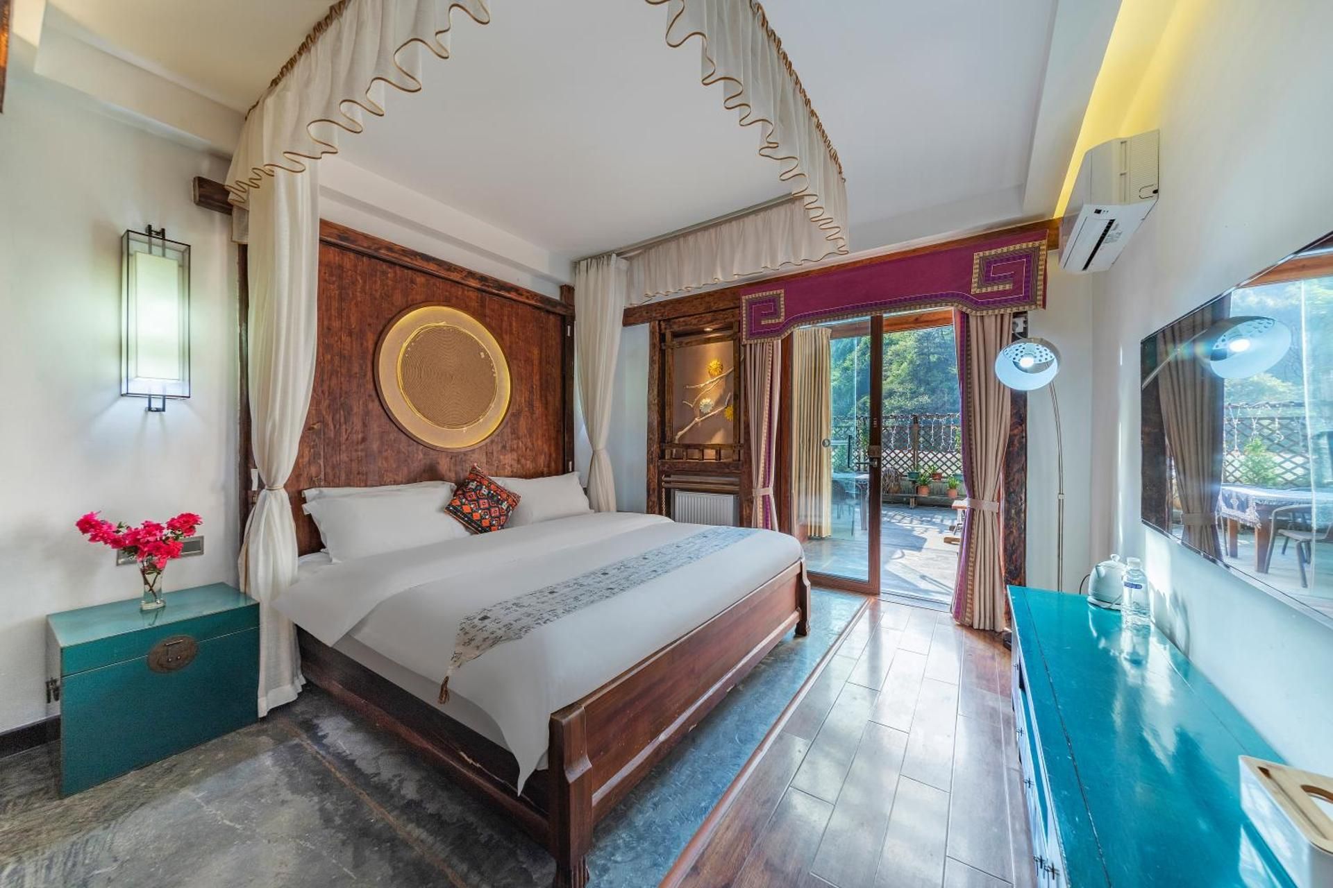 Courtyard Deluxe King Room with Small Courtyard, Grass Umbrella, Swing, and Fireplace
