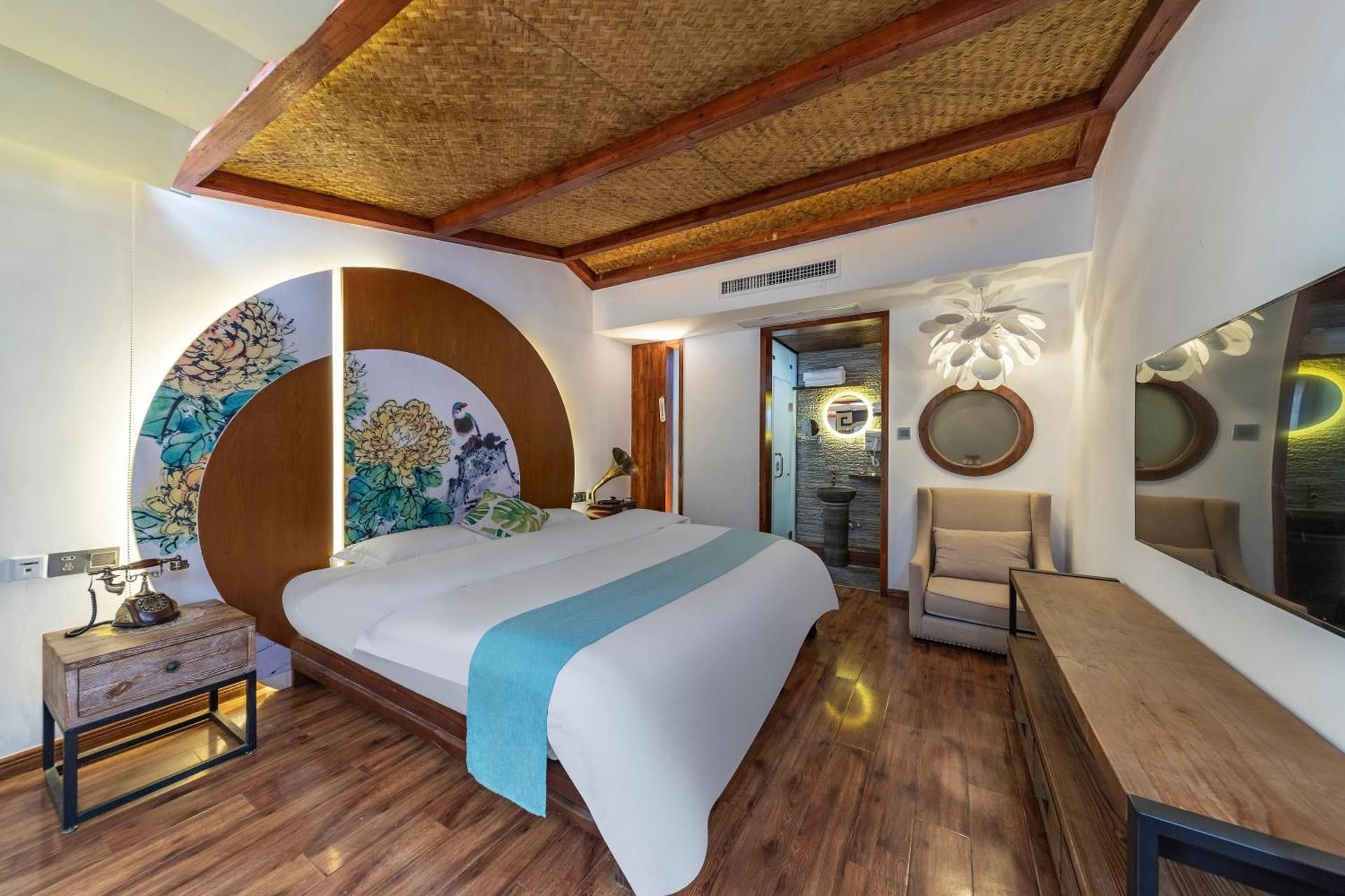 Loft Family Suite with Parent-Child Beds and King Bed , have Independent Bathroom and Toilet on Each Floor