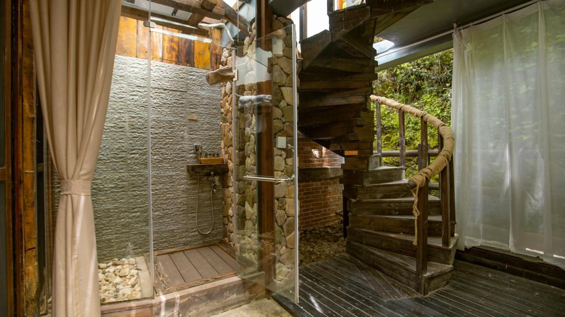 Loft Family Suite with Parent-Child Beds and King Bed , have Independent Bathroom and Toilet on Each Floor