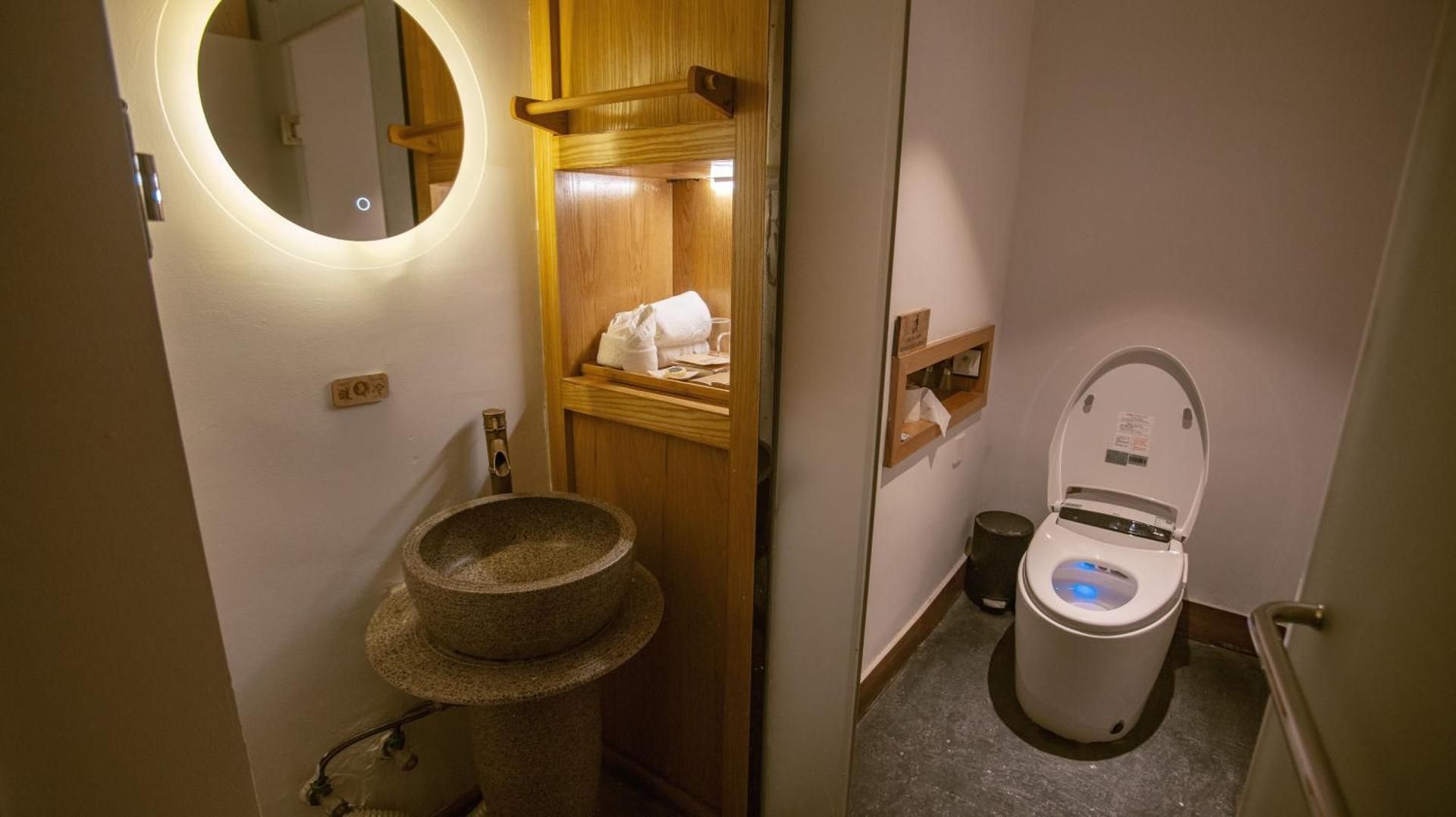 Japanese Tatami Twin Room with Projection Room