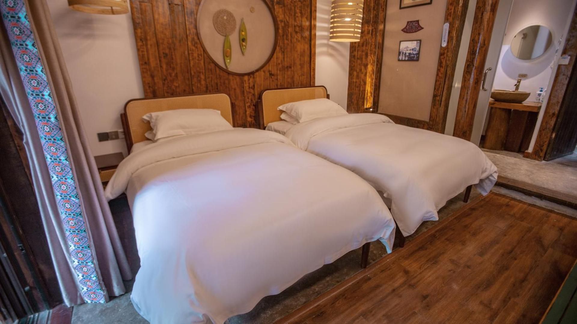 Twin room with Lotus Pond View , Balcony, Bathtub, and Fireplace
